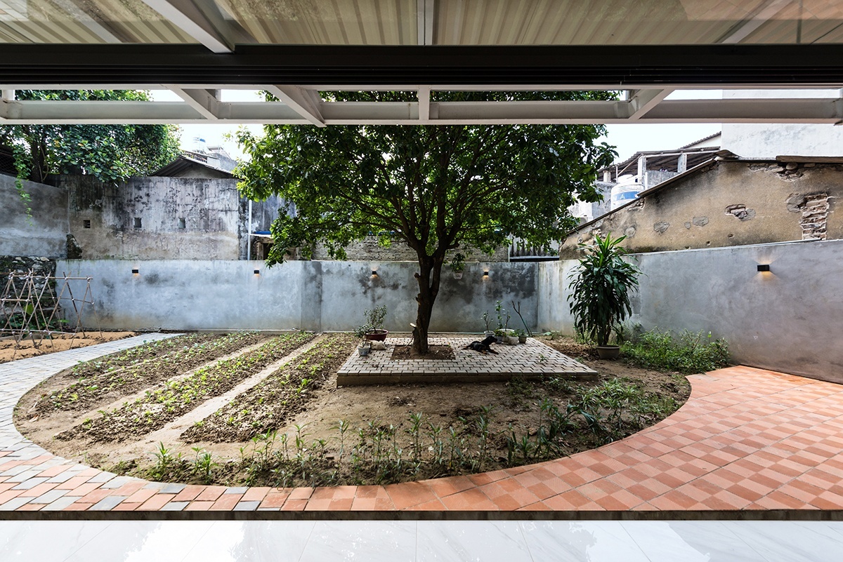Ngoi nha voi khu vuon bi mat sau lop mat tien anh 4