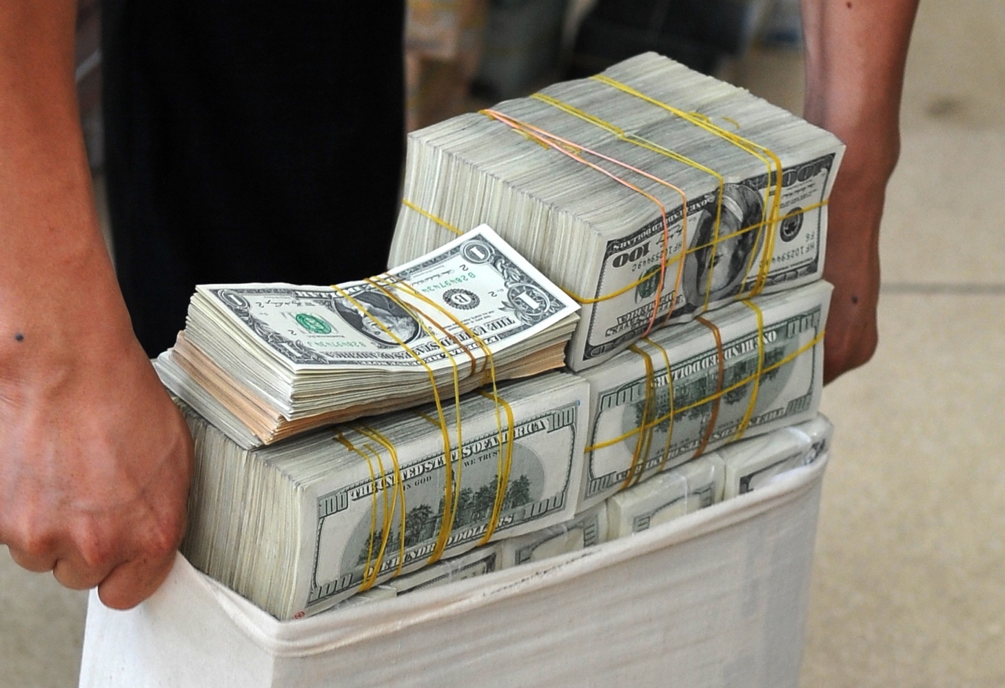 Cac doanh nghiep tren san chung khoan lai hon 13 ty USD hinh anh