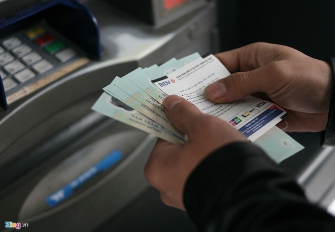 Ngan hang lai lon nho tang thu phi dich vu anh 1