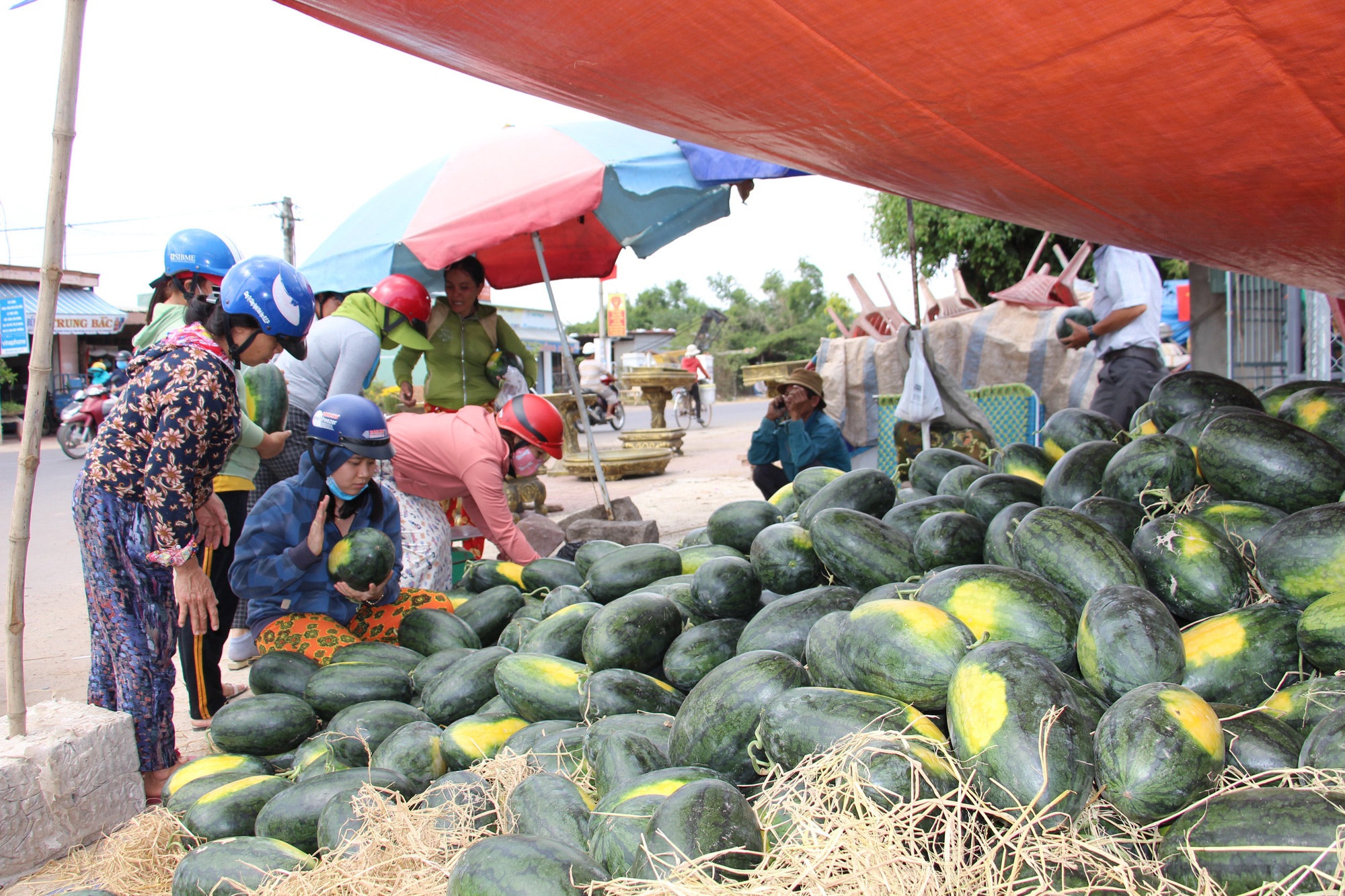 Hang tram xe nong san van un u o cua khau anh 1