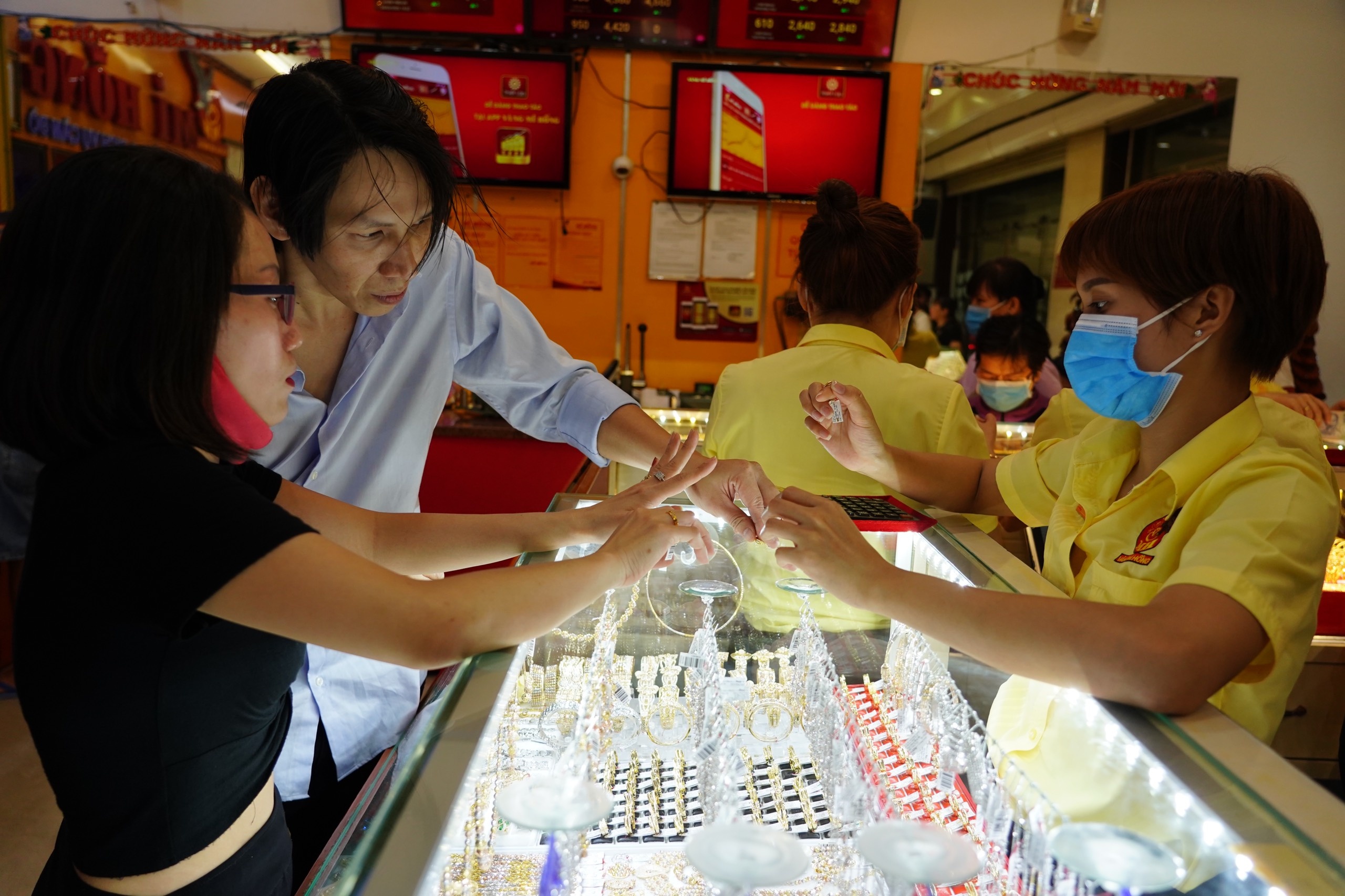 Vang trong nuoc giam, nguoi mua lo 3 trieu sau mot dem hinh anh