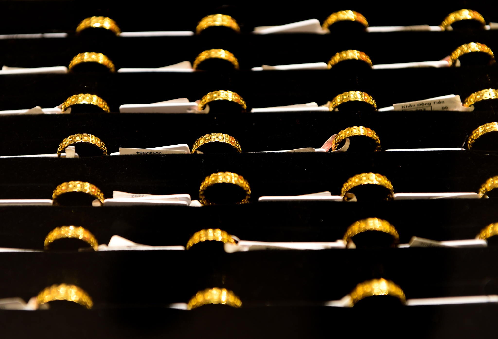 Vang trong nuoc tiep tuc giam hinh anh