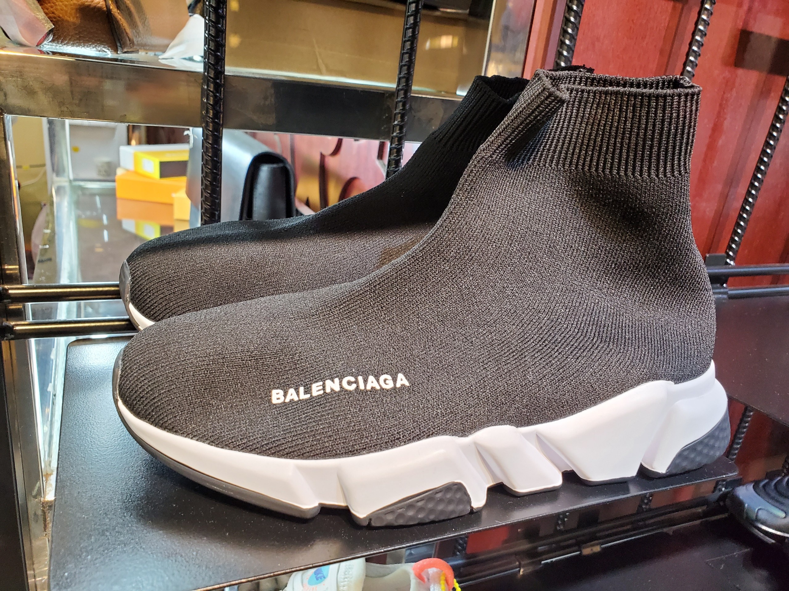 Do Louis Vuitton, Chanel, Rolex nghi gia mao ban tai The Manor Ha Noi hinh anh