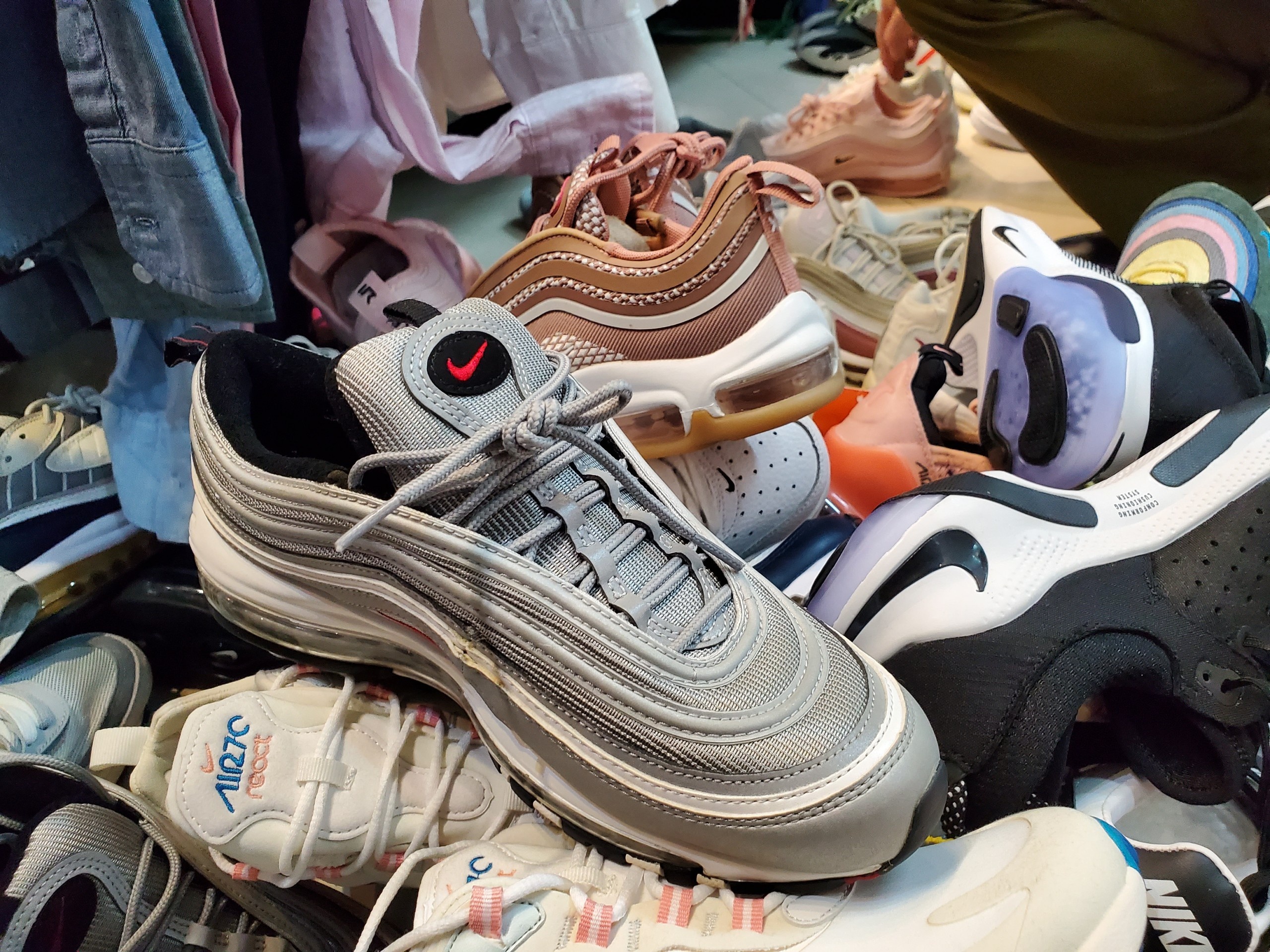 Do Louis Vuitton,  Chanel,  Gucci nghi gia mao ban tai The Manor Ha Noi anh 1