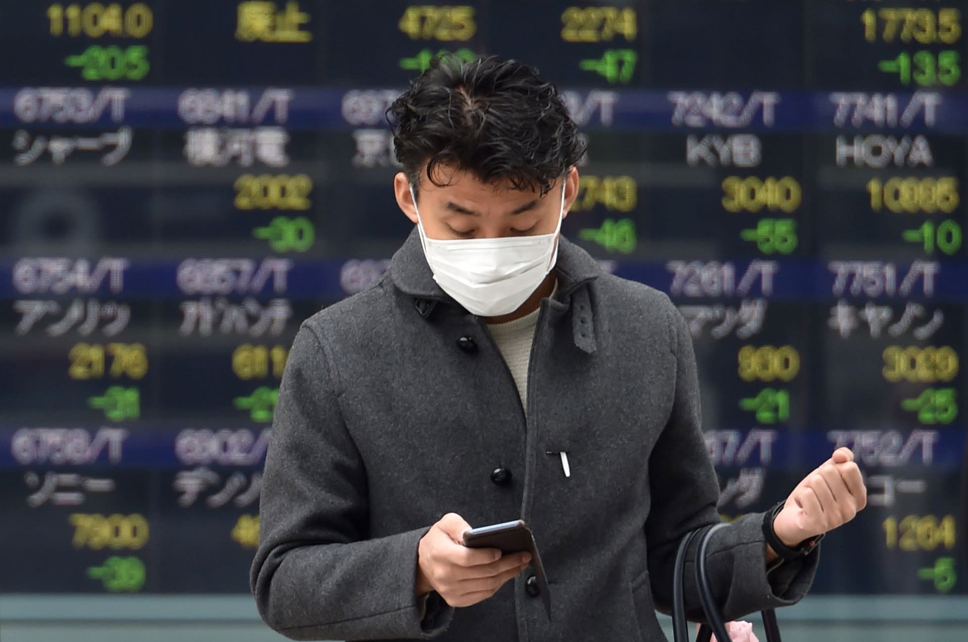 VPBank, PNJ, The gioi Di dong giam san, VN-Index rot moc 800 diem hinh anh