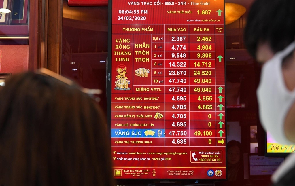 Vi sao vang trong nuoc cao hon the gioi 4 trieu dong? hinh anh