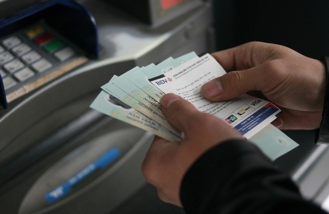 Nguoi dan duoc mien, giam phi chuyen tien nhanh hinh anh