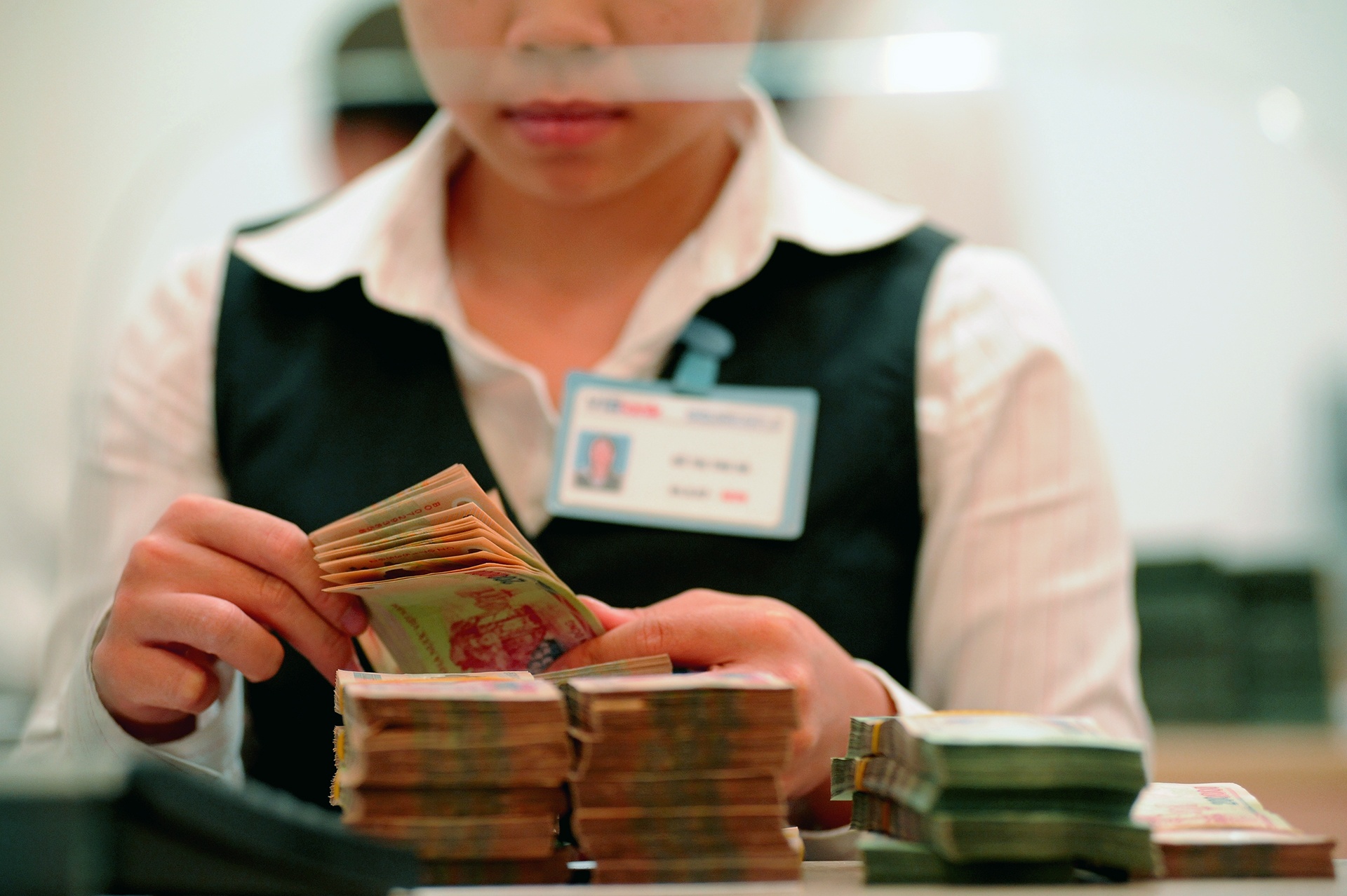 Ngan hang dang thua tien hinh anh