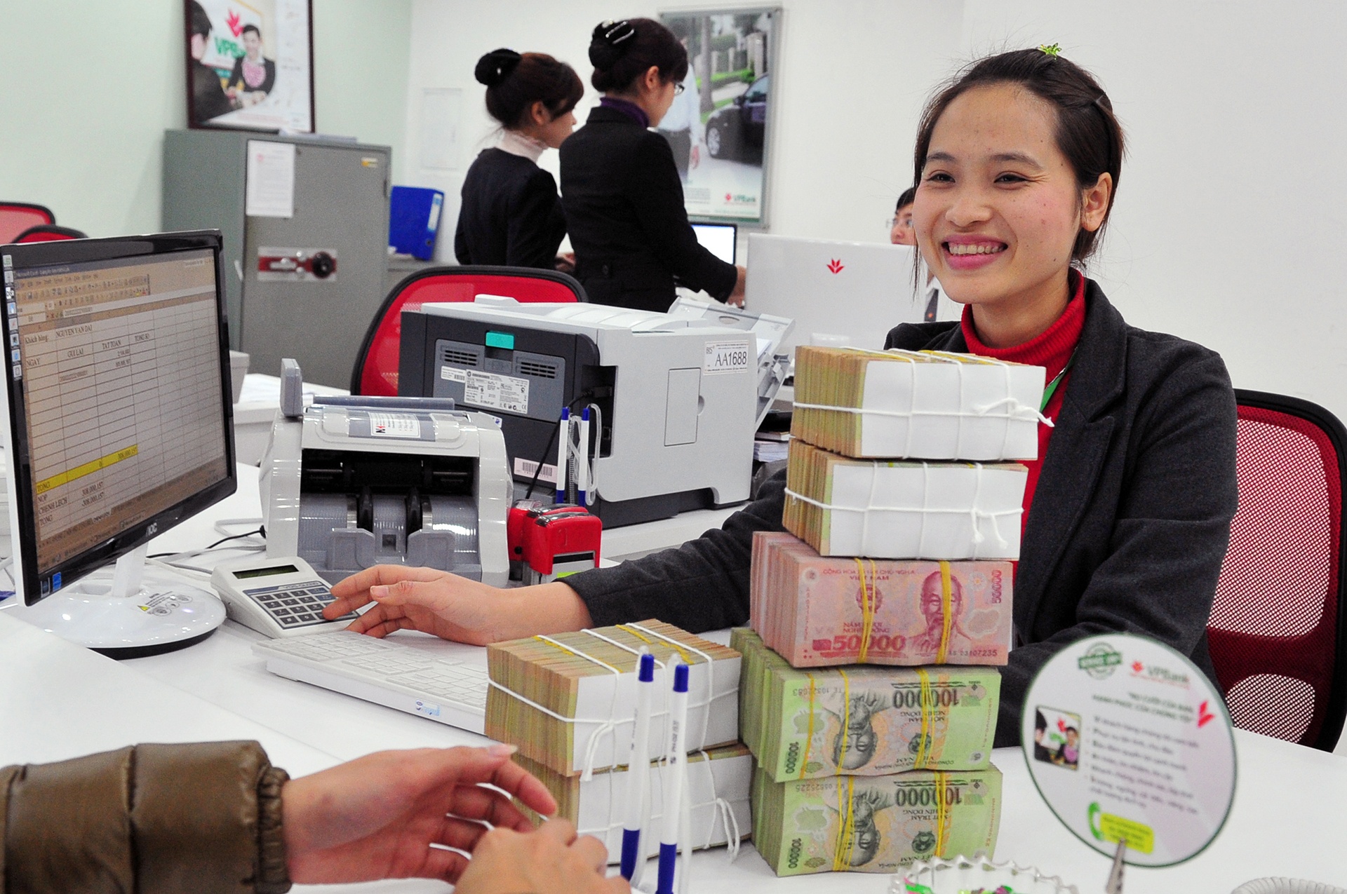 Ngan hang co the cho nhan vien lam viec tai nha tu 1/4 hinh anh