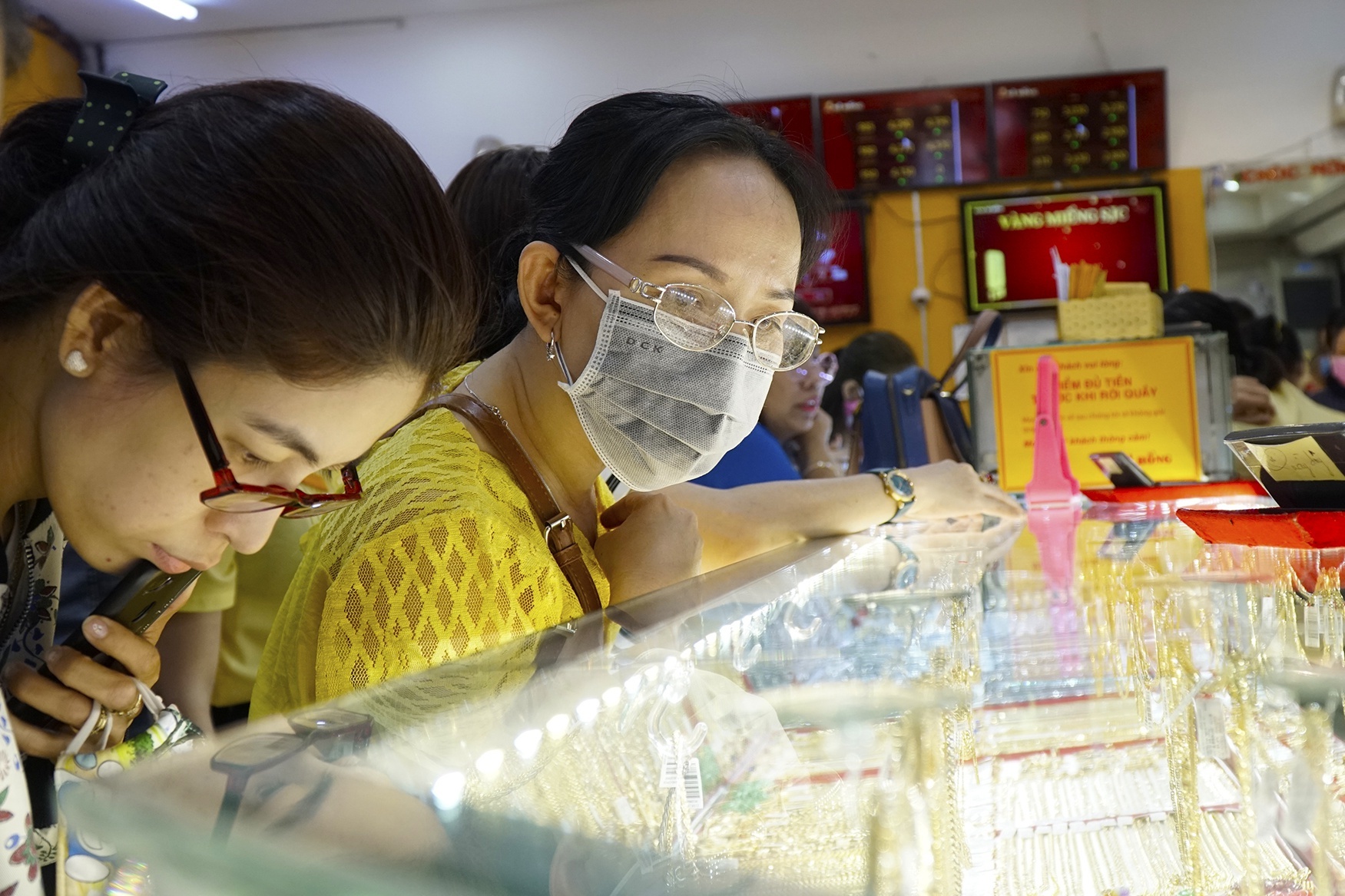 Vang giam 300.000 dong, nguoi mua lo 1,3 trieu sau mot tuan hinh anh