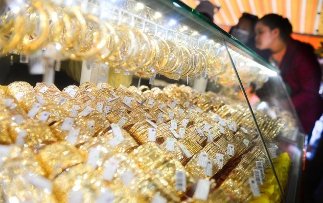 Vang quay dau giam, nguoi mua lo 1,4 trieu/luong sau mot dem hinh anh