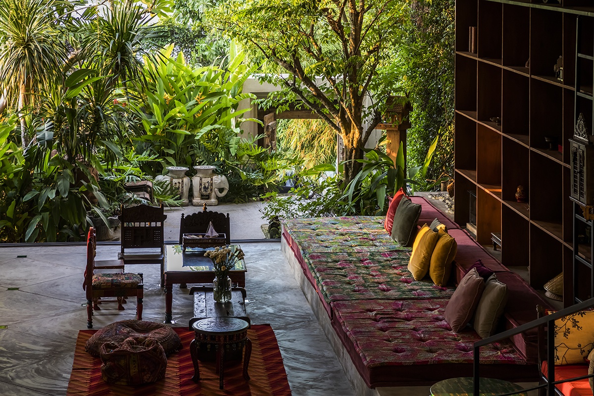 Ngoi nha o thanh pho voi mat tien xanh muot hinh anh