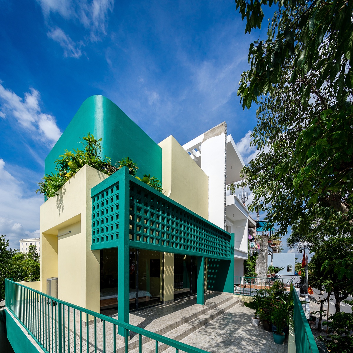 Ngoi nha 20 nam tuoi tren manh dat hinh tam giac hinh anh