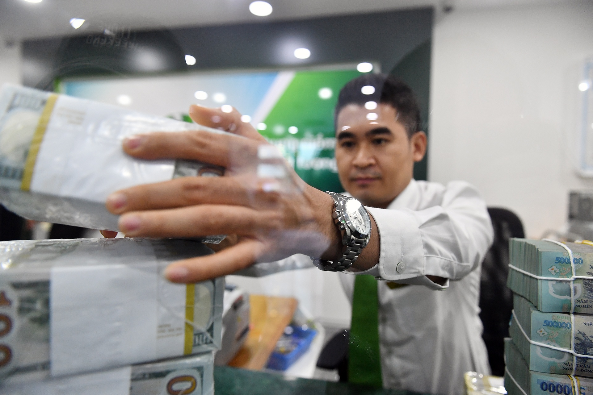 Gia ban USD ngan hang ha nhiet hinh anh