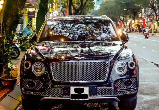 Ngan hang rao ban xe sang Bentley tru no hinh anh