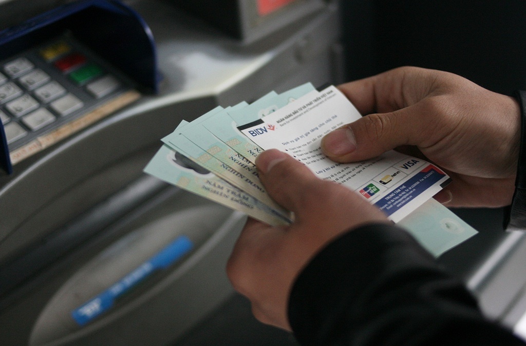 Tien gui cua nguoi dan trong tai khoan thanh toan giam manh hinh anh