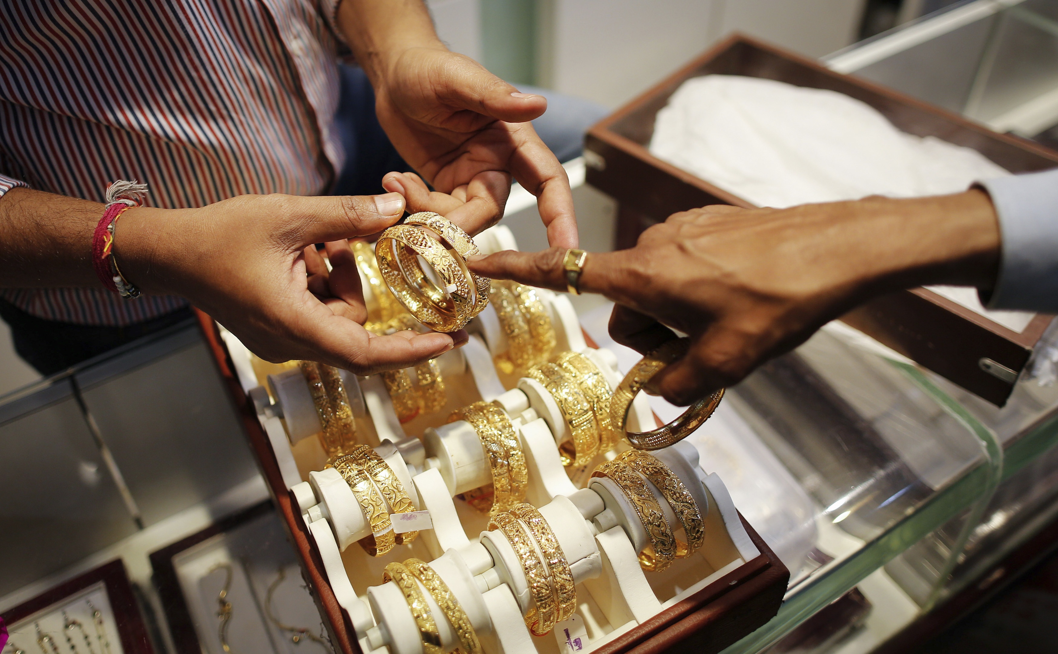 Purchasing gold is. Золотые украшения и деньги. Скупают драгоценности. Ювелирное золото. Продать золото.