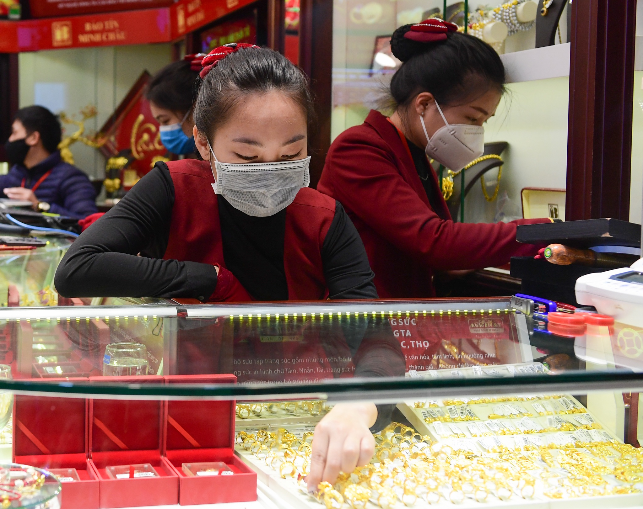 Mua vang the gioi re hon trong nuoc nua trieu dong hinh anh