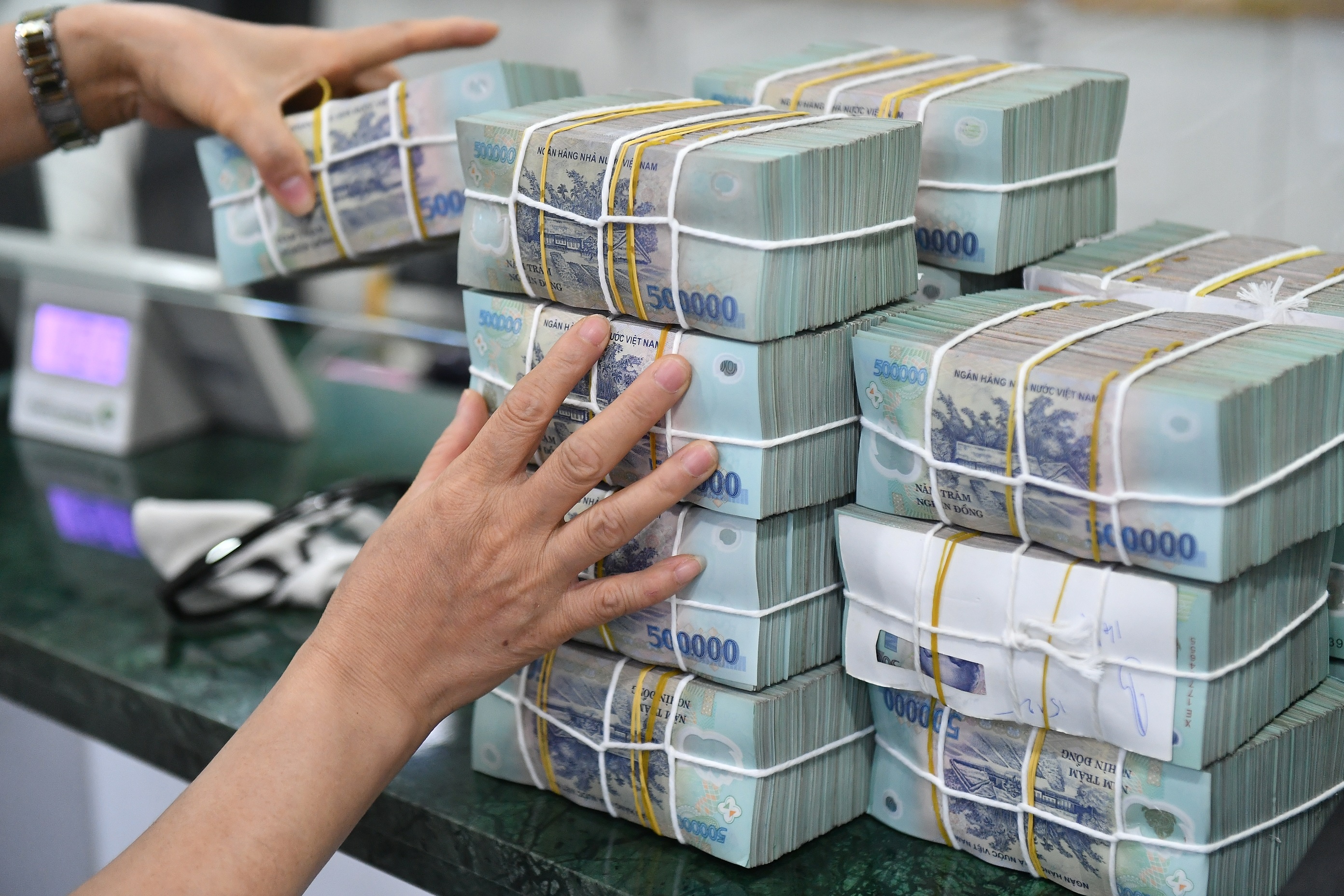 Nhieu khoan thu ngan sach dong loat giam hinh anh