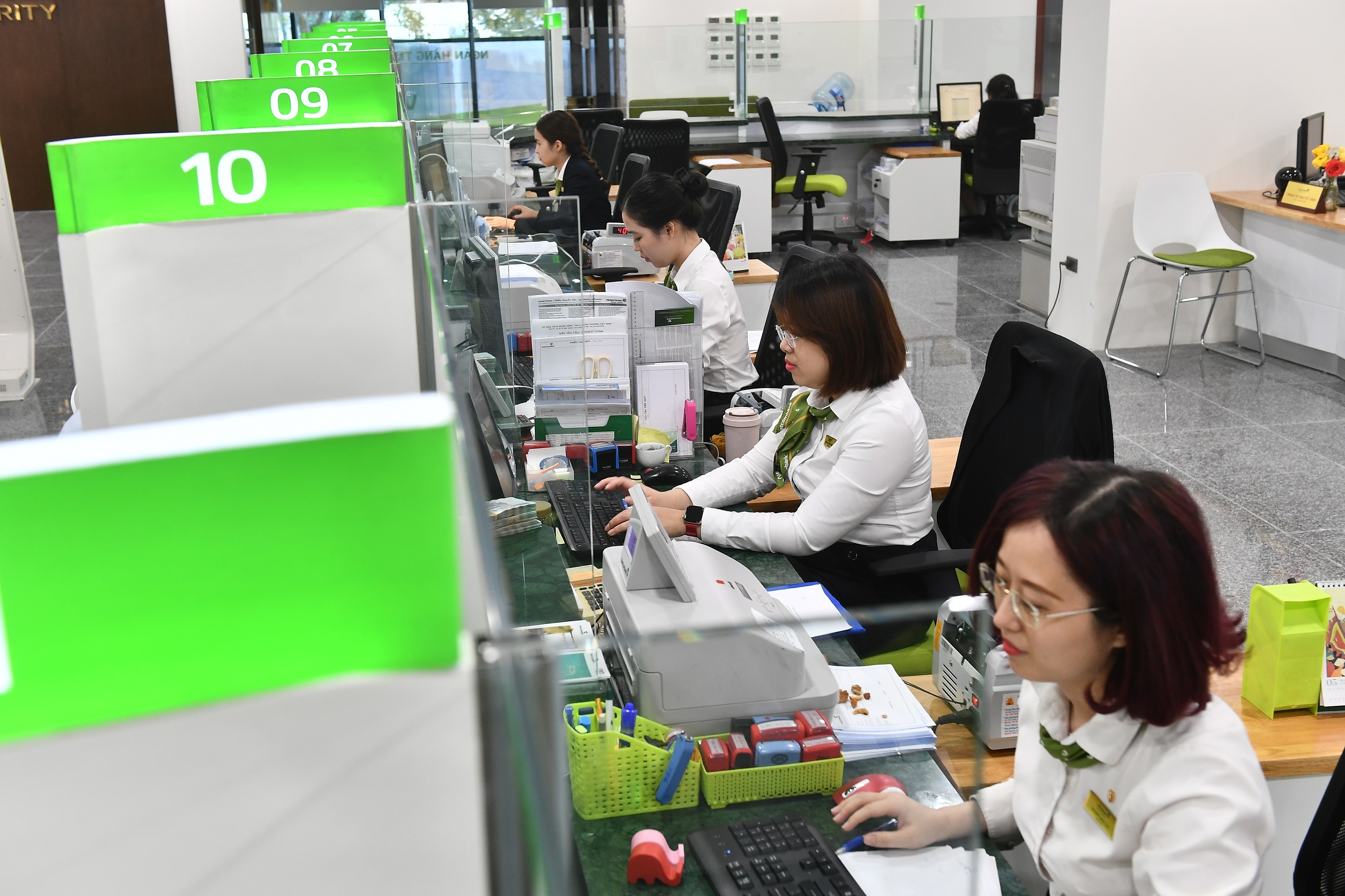 Vietcombank lai hon 14.000 ty dong trong nua nam hinh anh