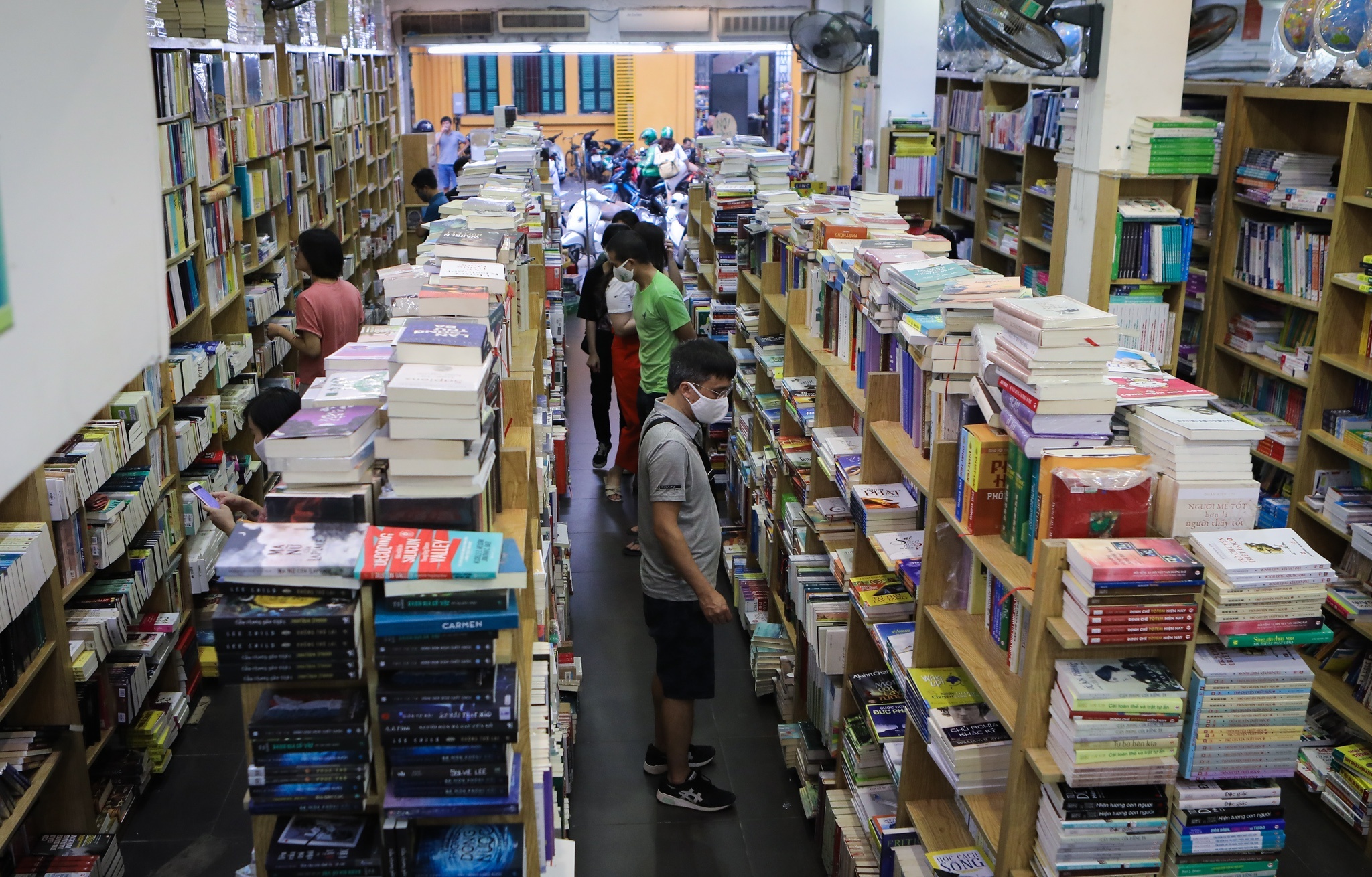 Nha sach Phuong Nam lo anh 2