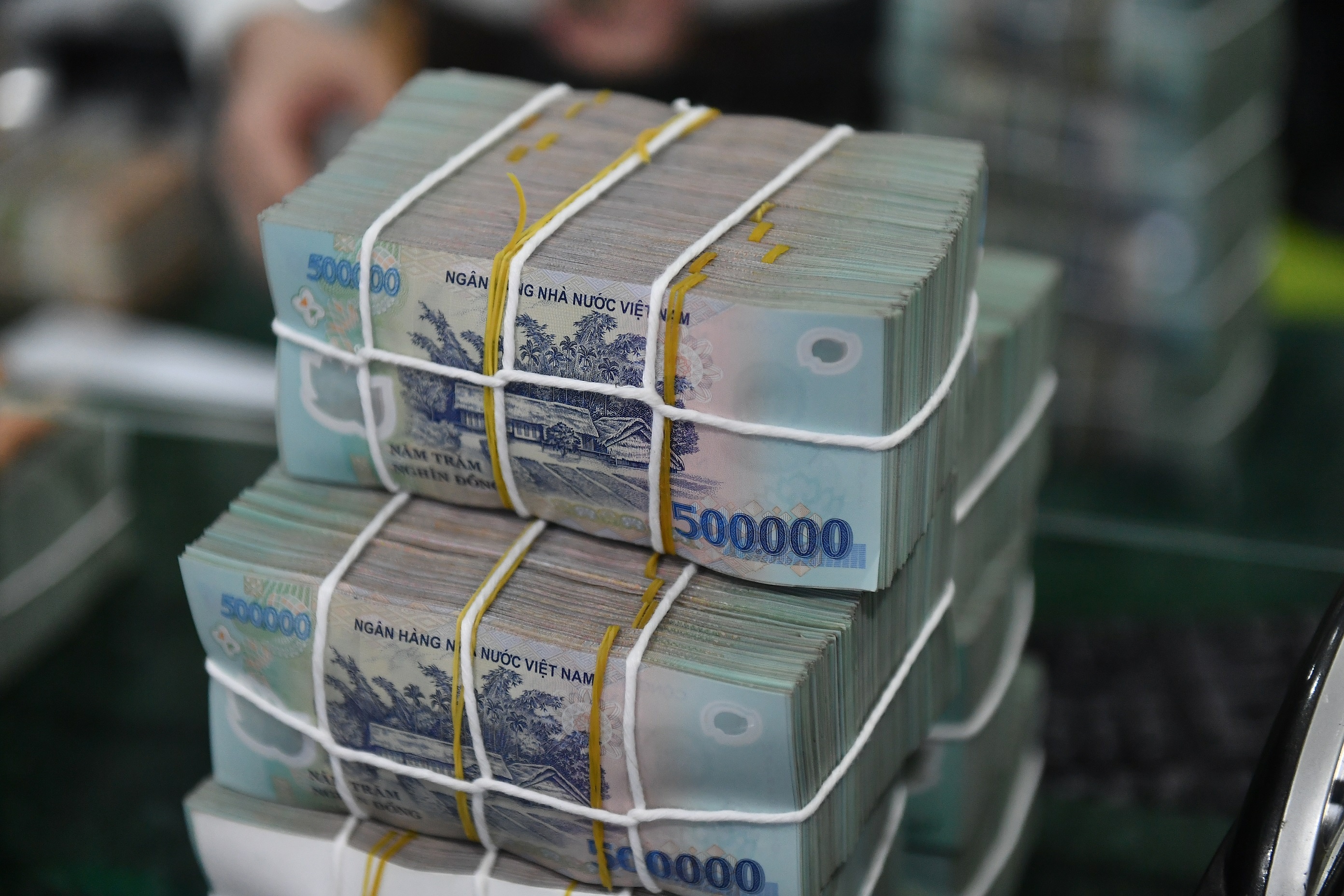 Trai phieu doanh nghiep bi siet hinh anh