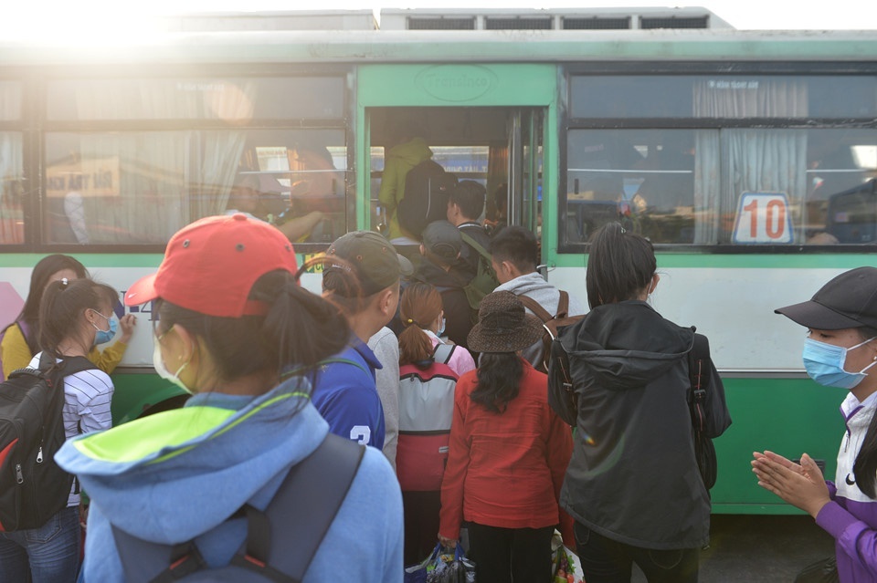 Doanh thu Ben xe Mien Tay thap ky luc hinh anh