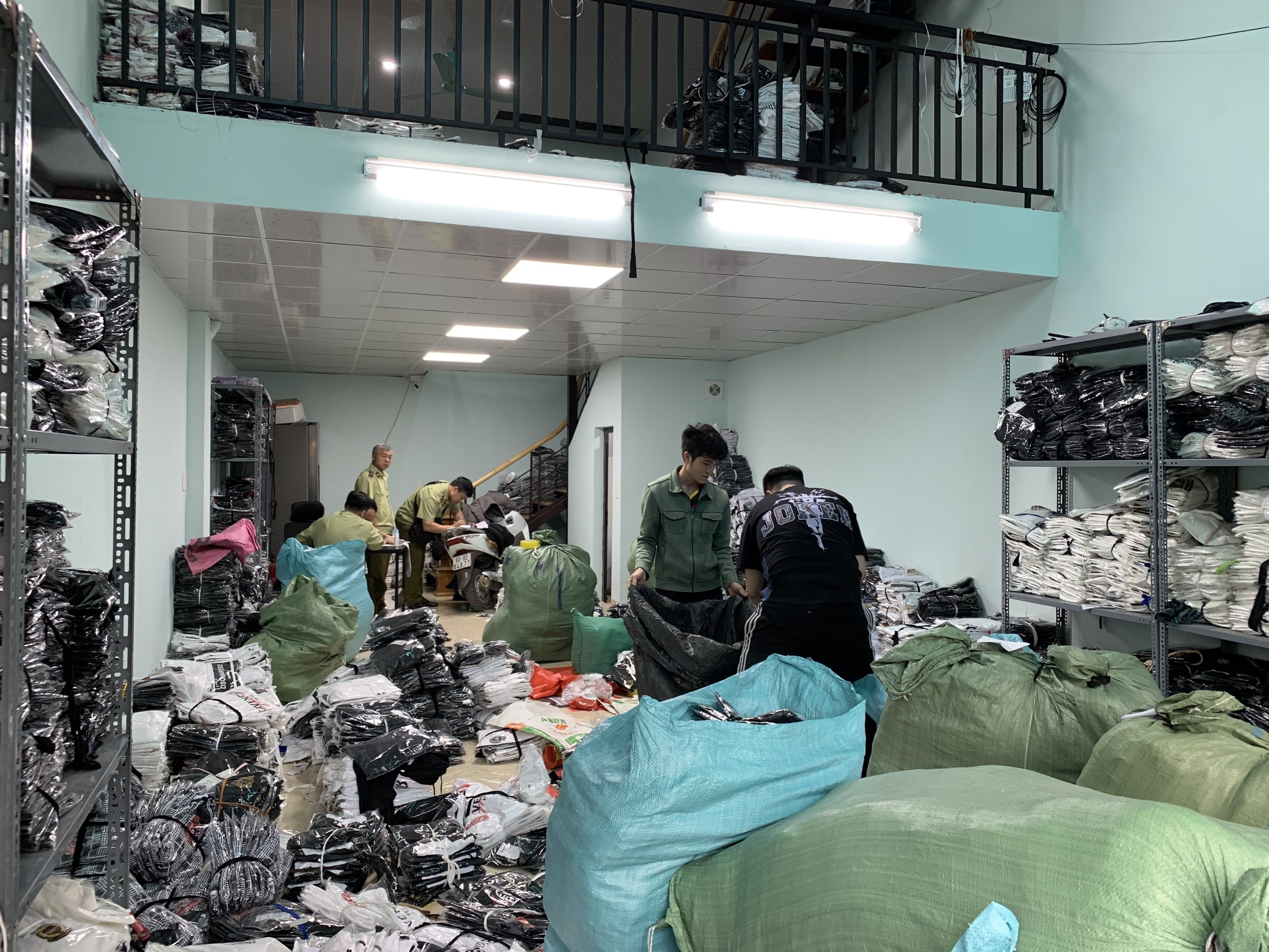 Bat kho hang gia Gucci,  LV cua ong chu 9x tai Ha Noi anh 1