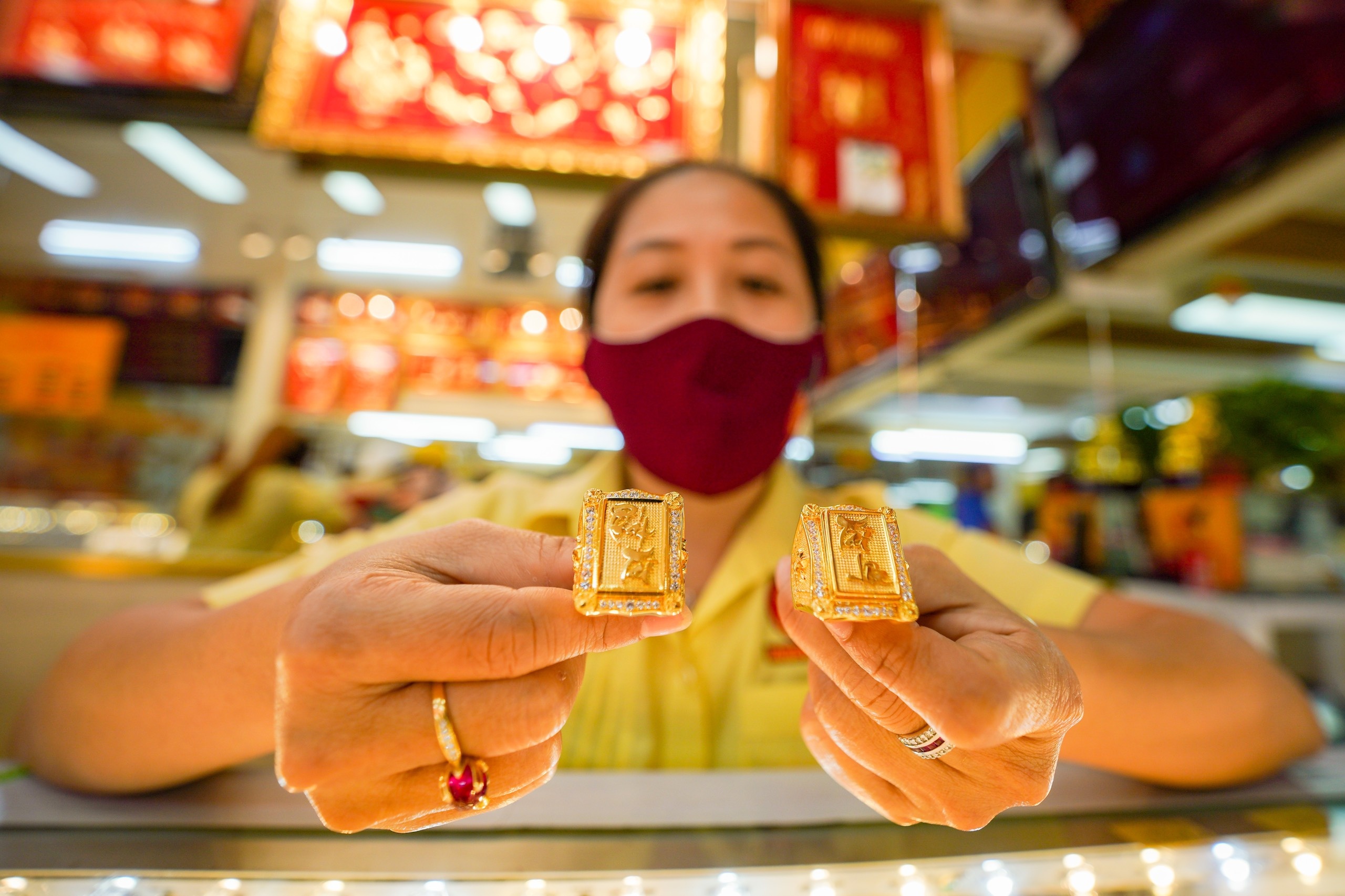 Gia vang se tiep tuc giam tuan toi? hinh anh