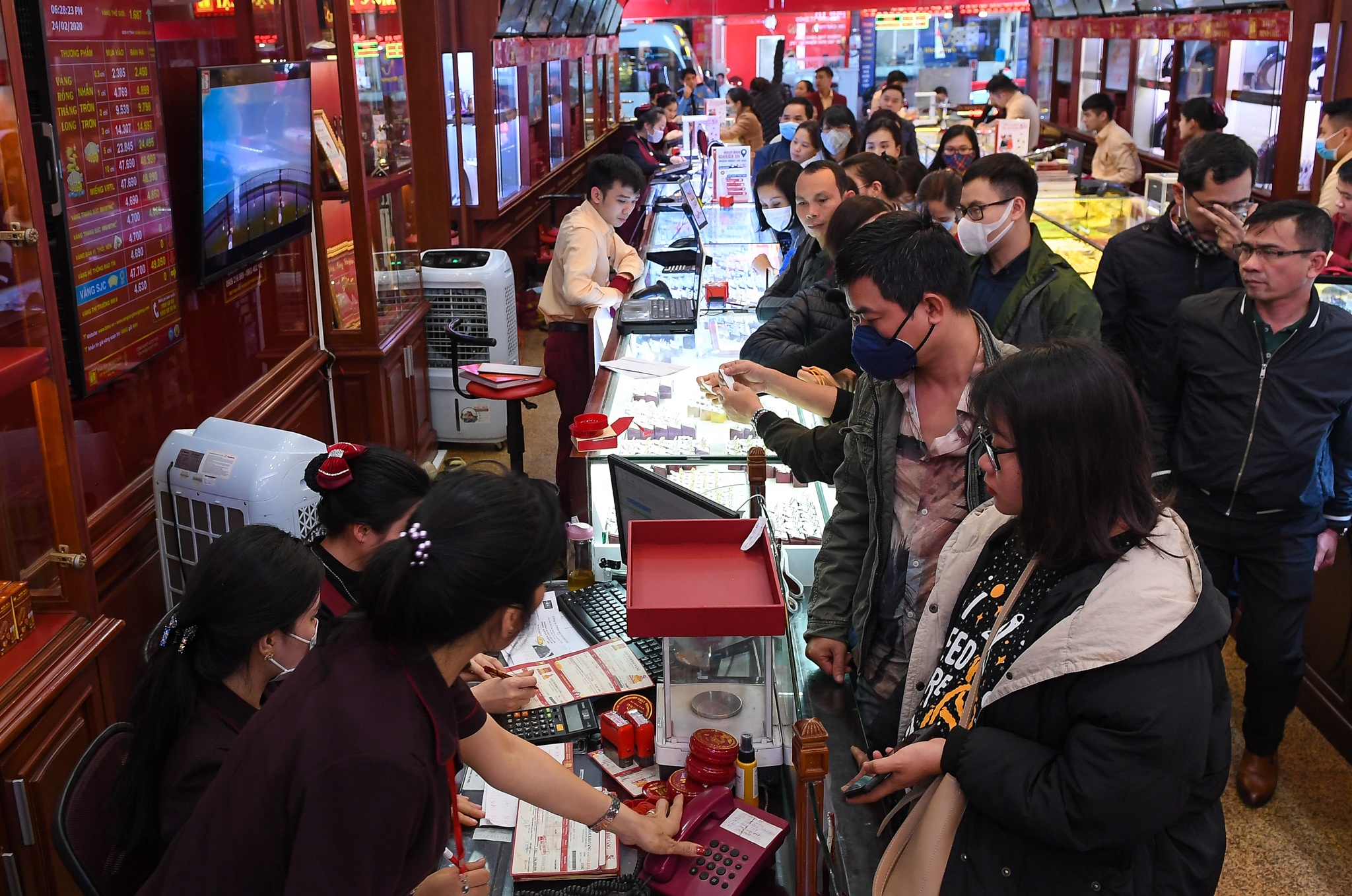 Gia vang hom nay 58 trieu dong/luong anh 2