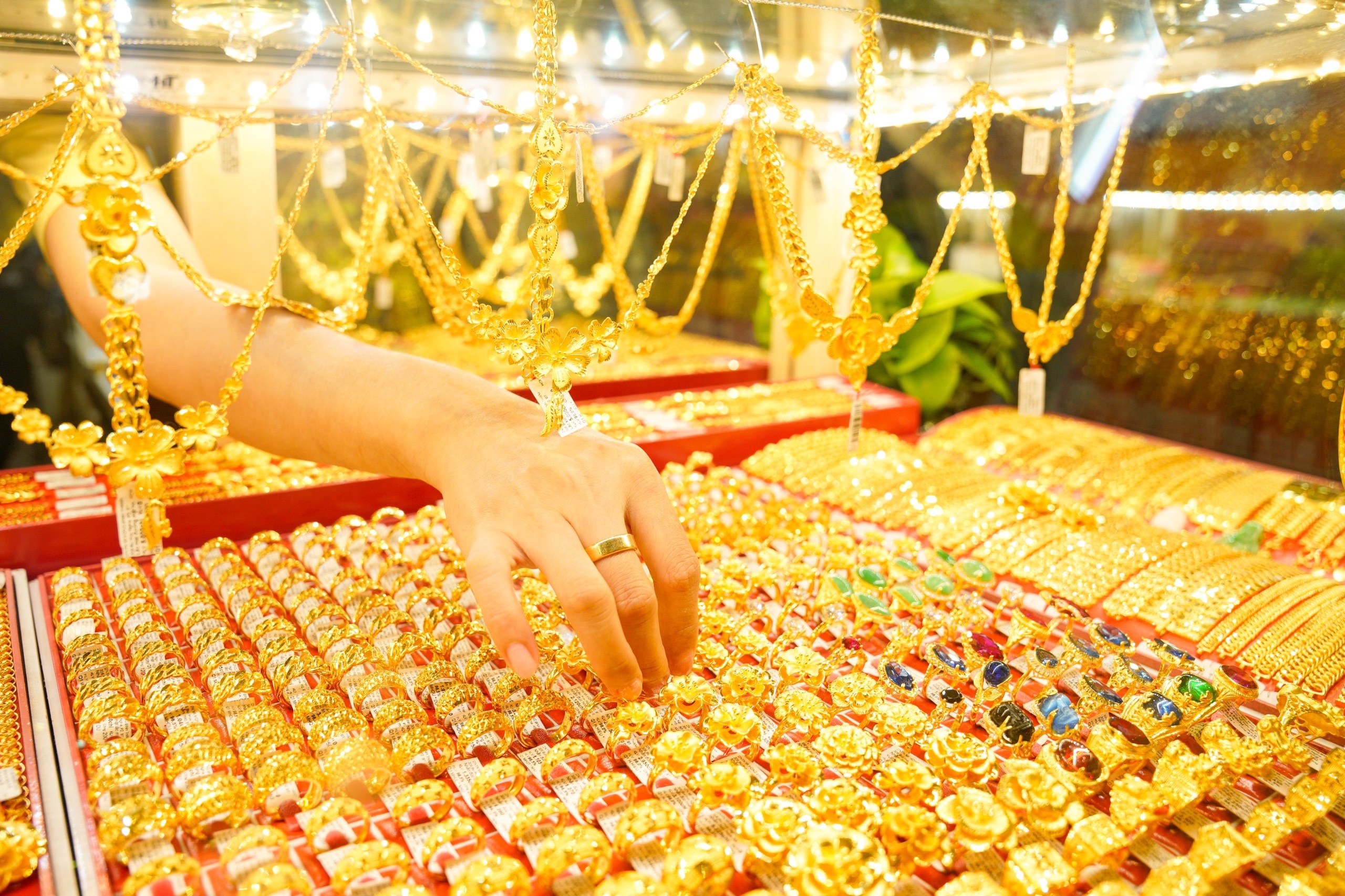 Gia vang kho tang tuan toi hinh anh