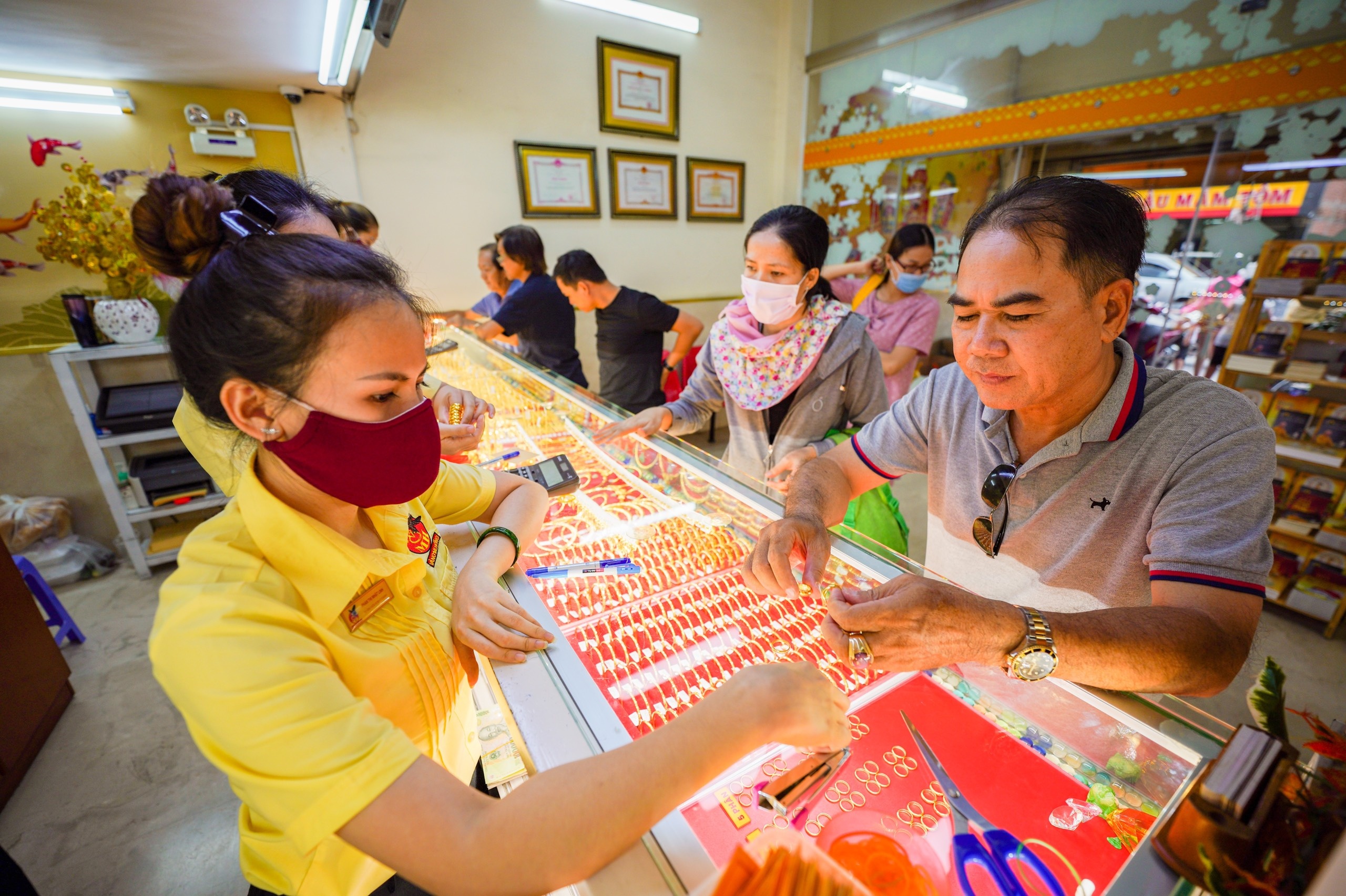 Gia vang co tang manh ngay via Than Tai? hinh anh