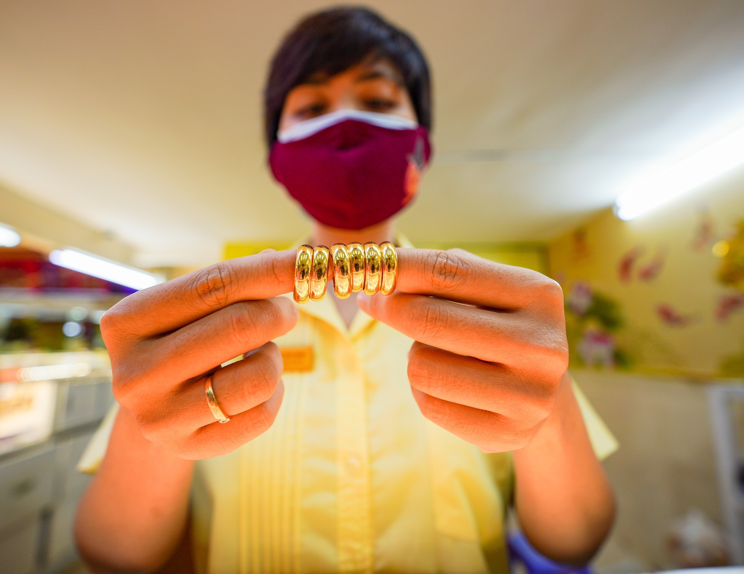 Nguoc chieu the gioi, gia vang trong nuoc len gan 58 trieu dong/luong hinh anh