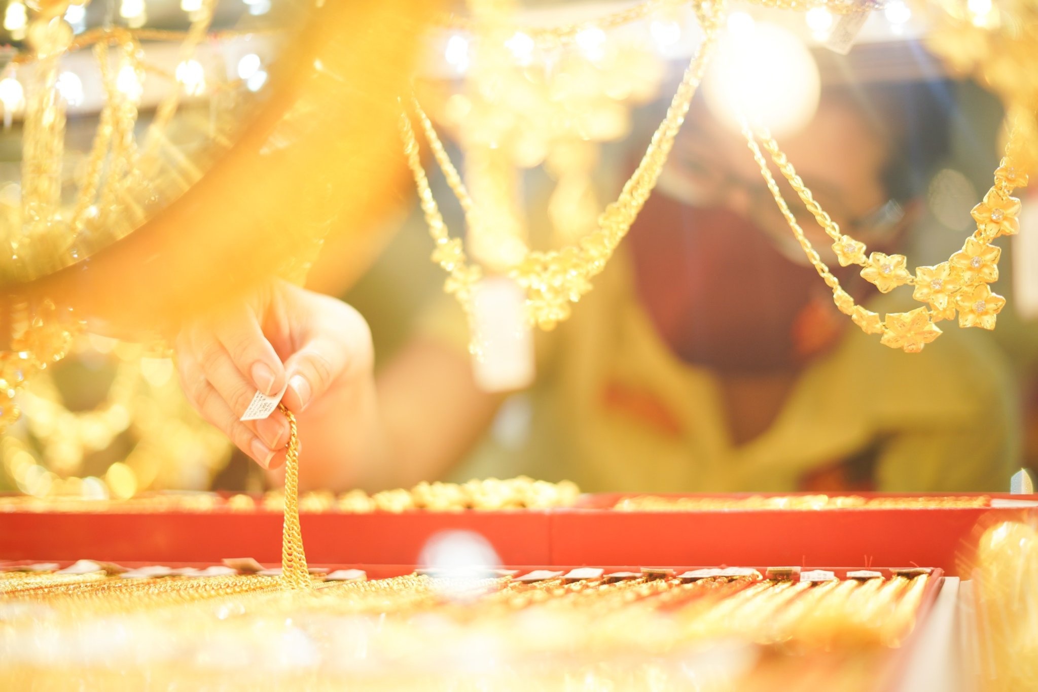 Gia vang giam manh, nguoi mua lo 2,5 trieu/luong sau mot dem hinh anh