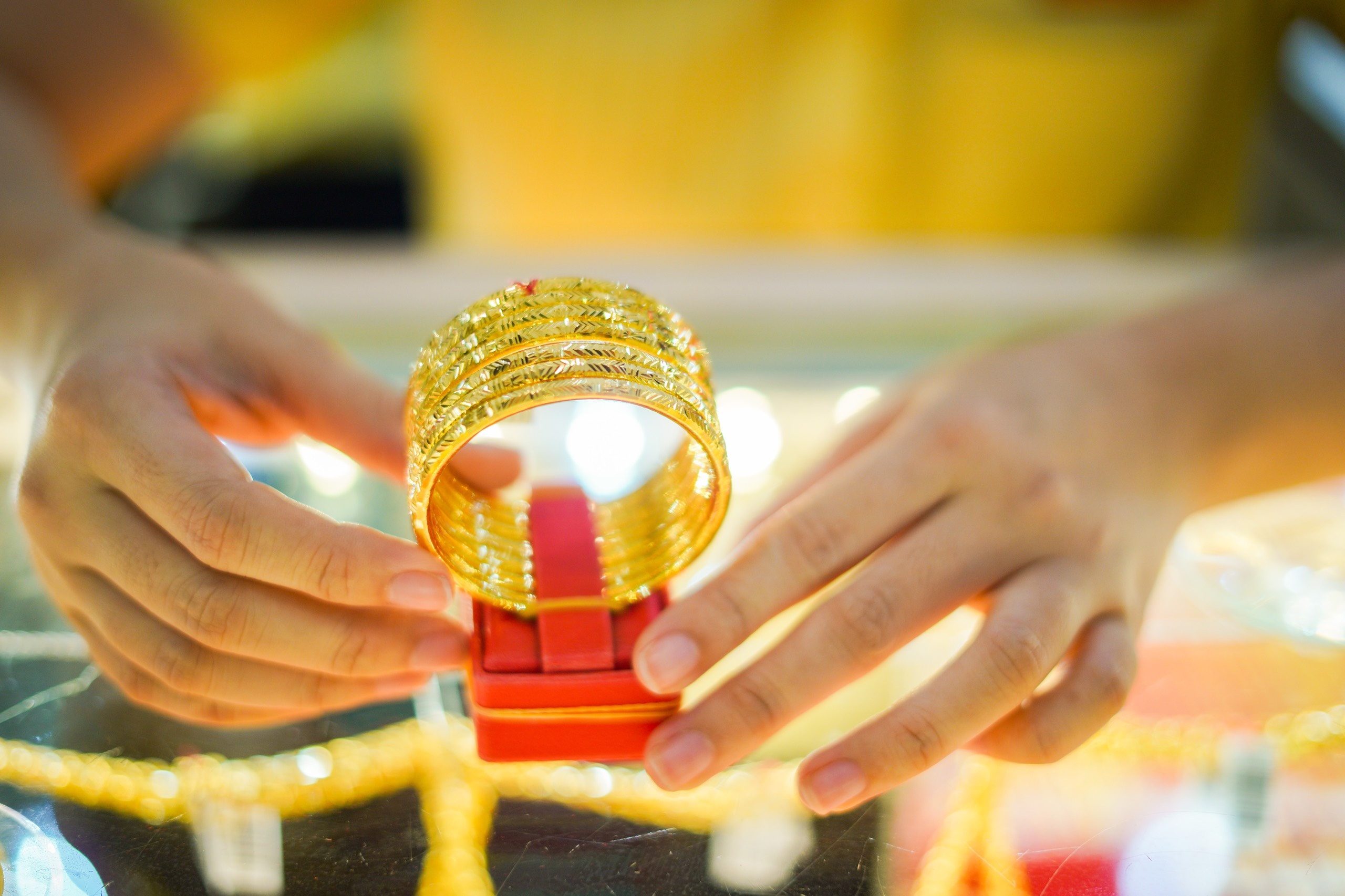 Gia vang vuot moc 1.900 USD hinh anh