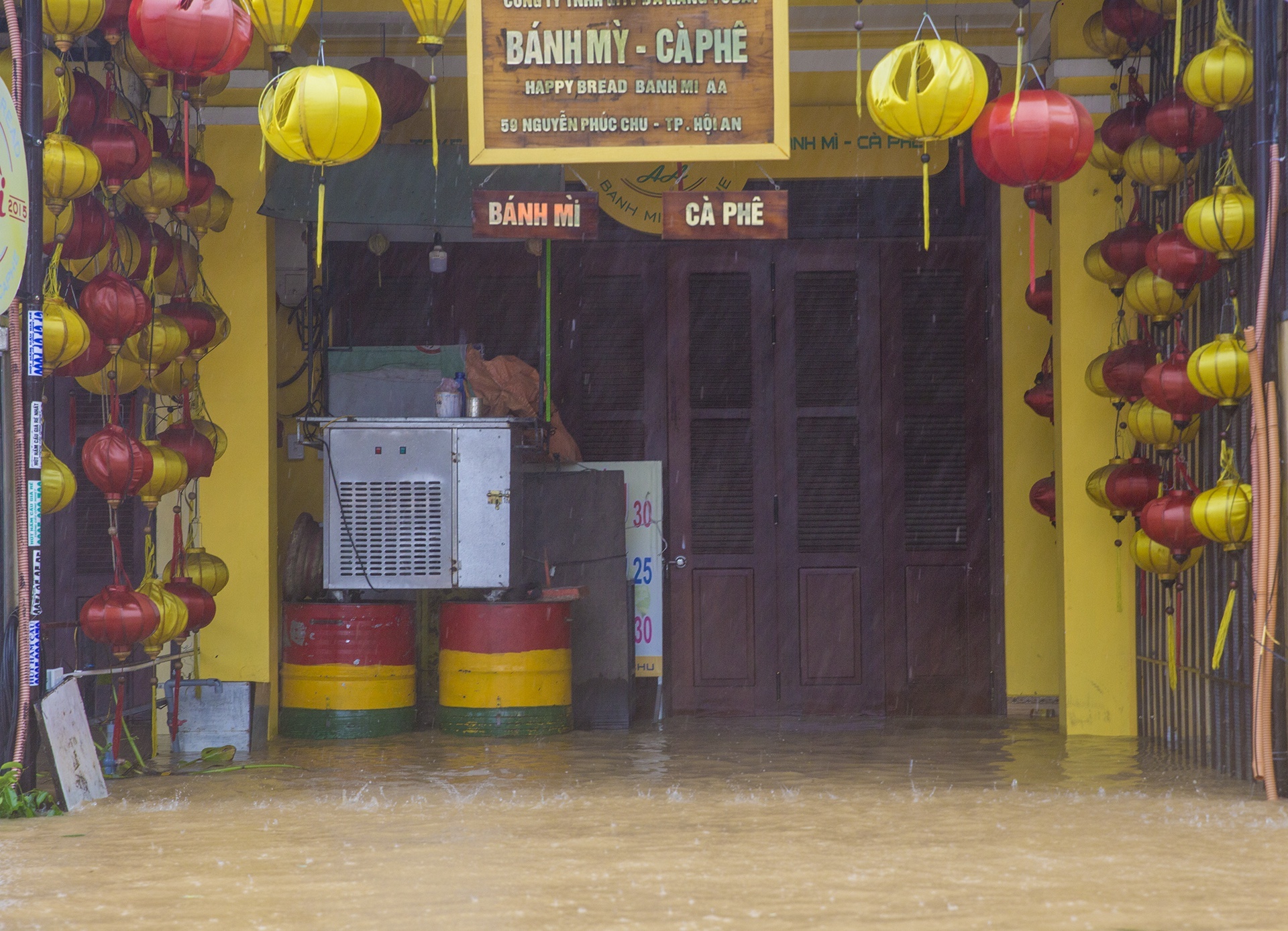 Xem xet mien giam lai vay cho khach hang bi anh huong mua lu hinh anh