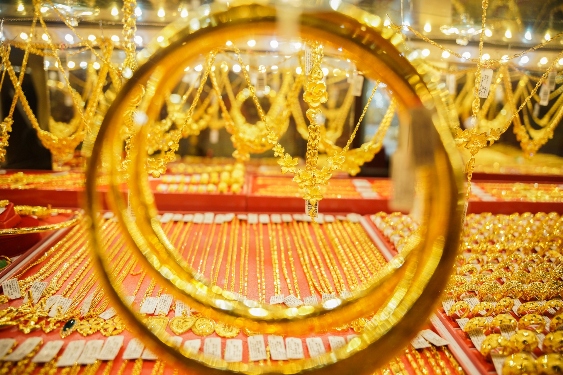 Gia vang trong nuoc tang cham hon the gioi hinh anh