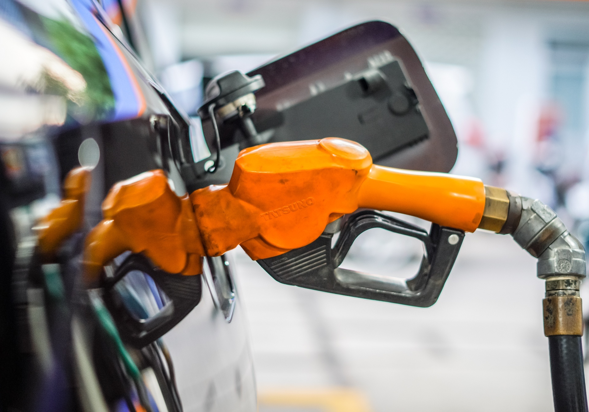 Bo Tai chinh de xuat giam thue tieu thu dac biet, VAT voi xang dau hinh anh