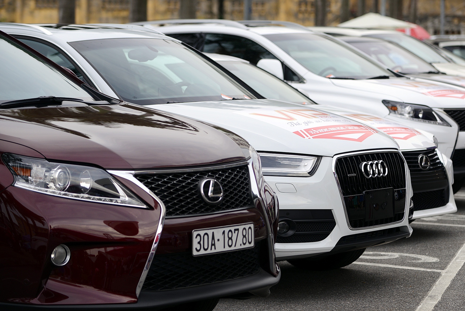 Ngan hang lai dong loat rao ban oto gia re hinh anh