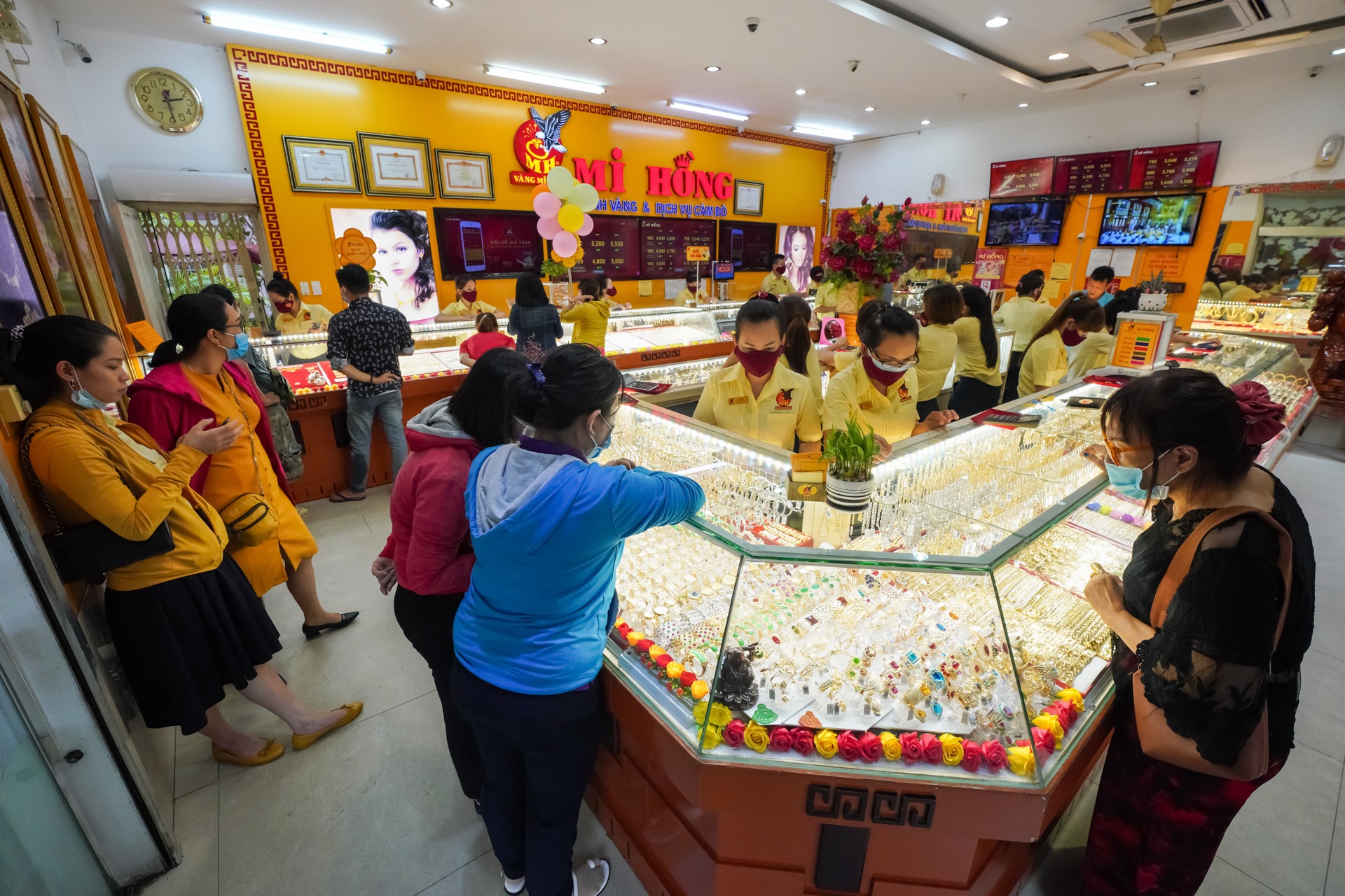 Gia vang tang nguoc dong chung khoan hinh anh