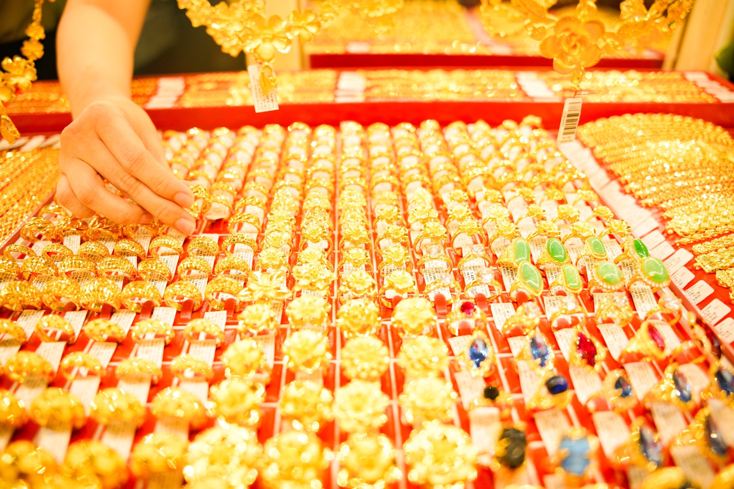 Gia vang lai tang vot len muc cao nhat 5 tuan hinh anh