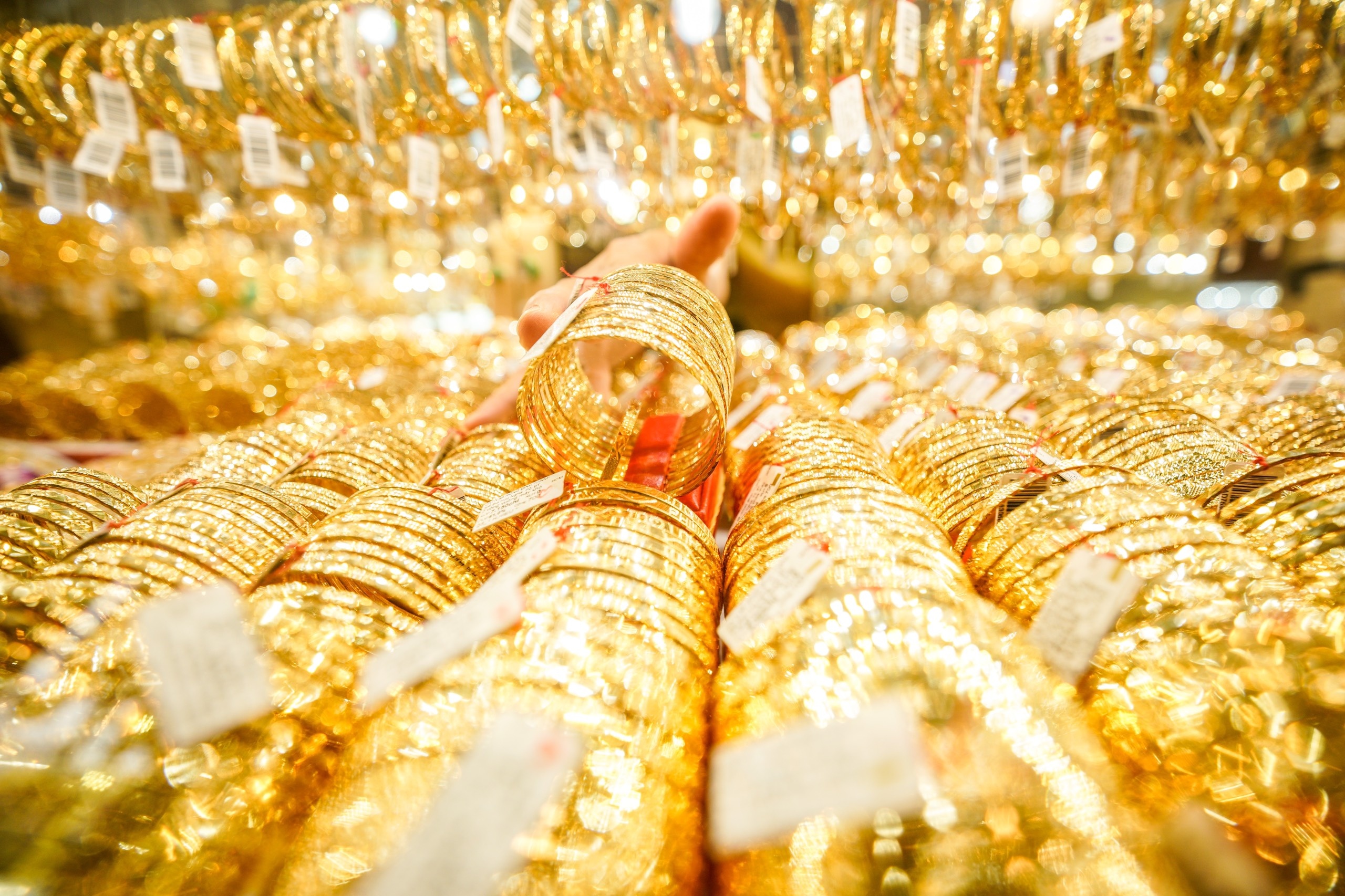 Gia vang bat tang manh hinh anh