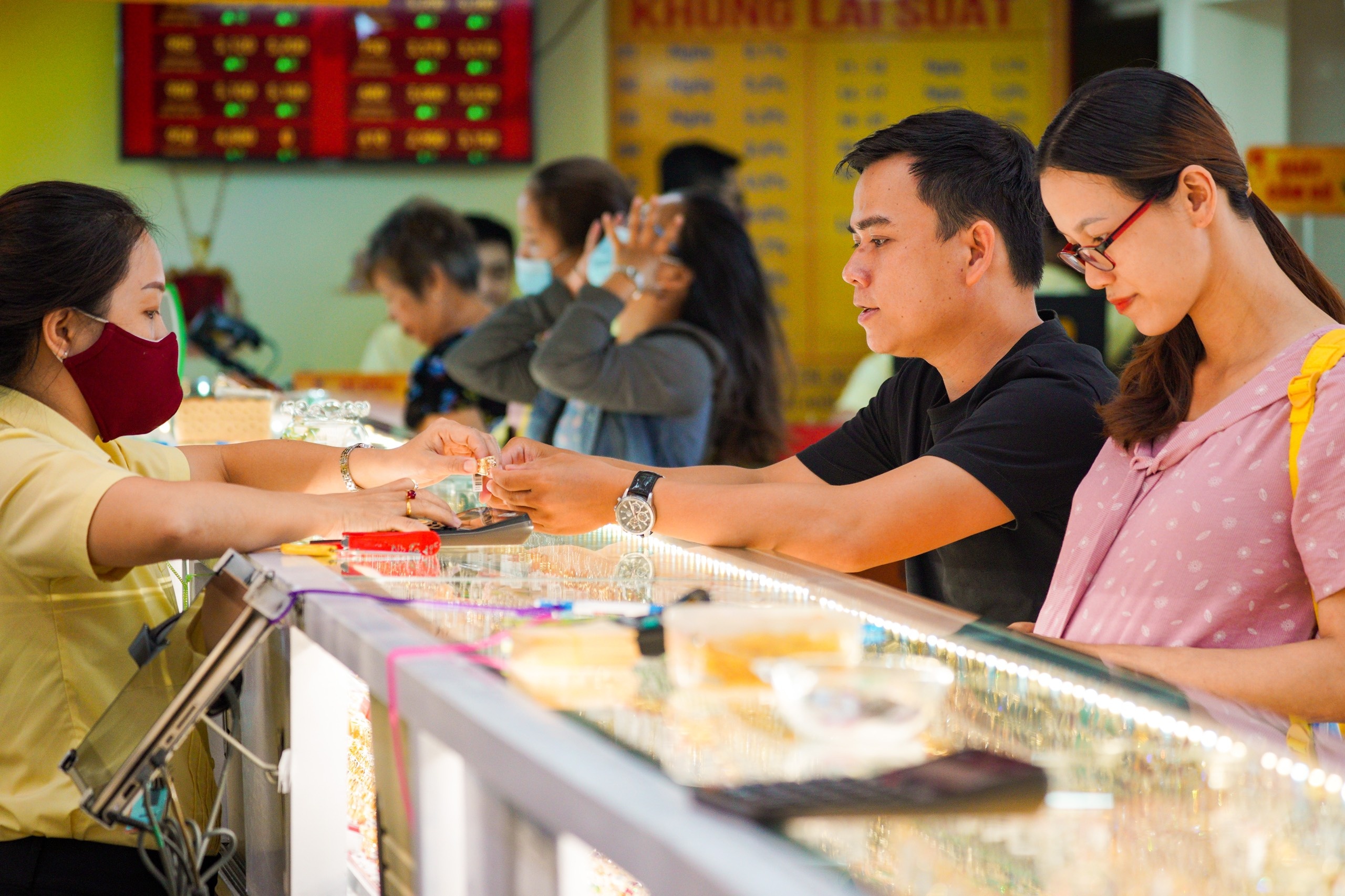 Gia vang lang song truoc ngay via Than Tai hinh anh