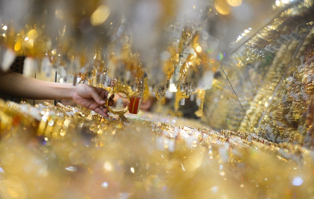 Gia vang co the tang len 1.900 USD tuan toi? hinh anh