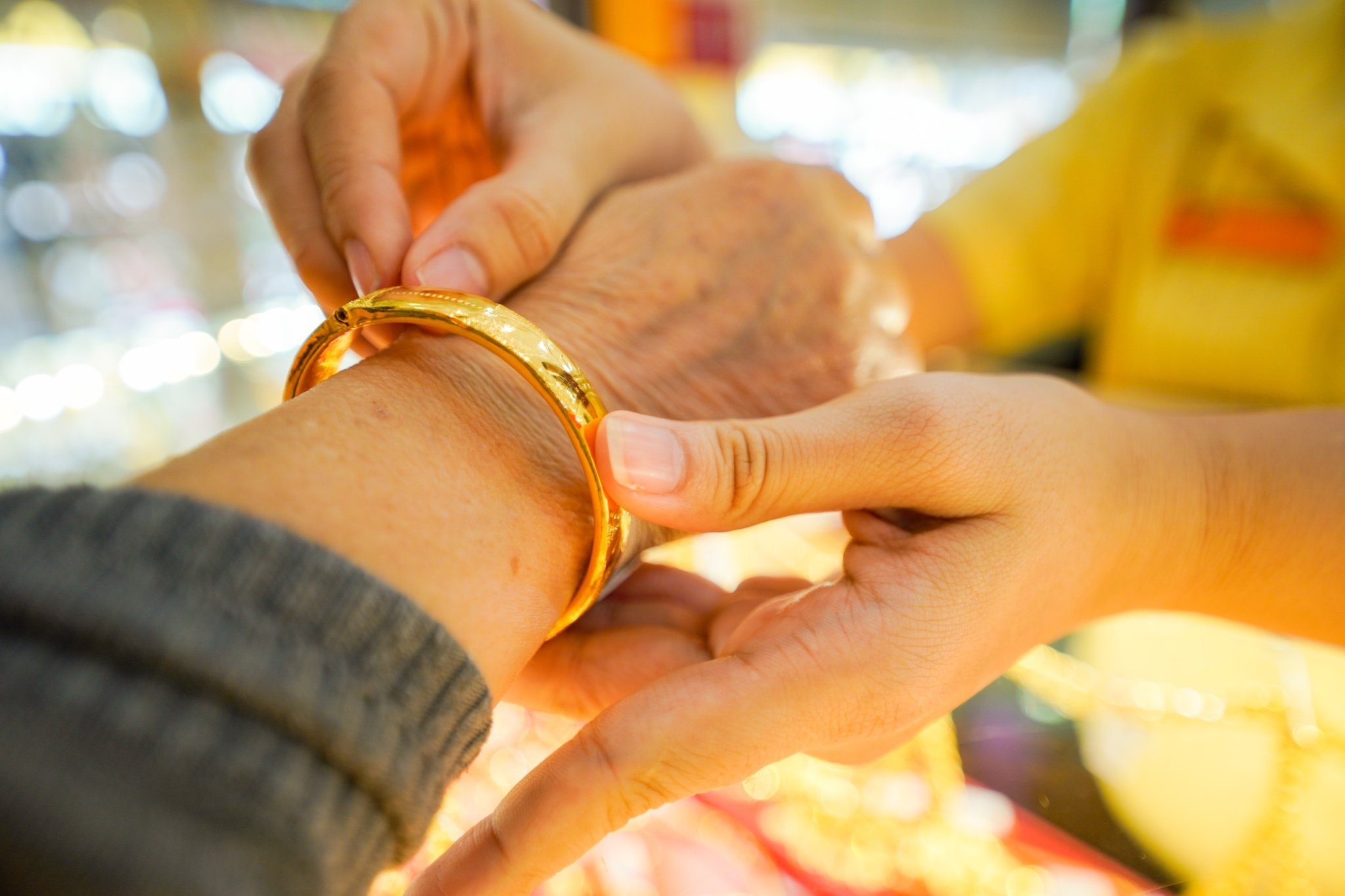 Gia vang lai giam sau hinh anh