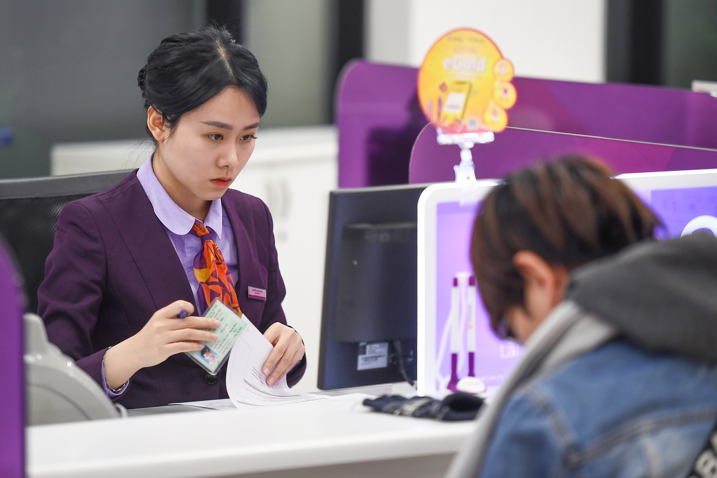 Ngan hang nao tra luong nhan vien cao nhat nam qua? hinh anh