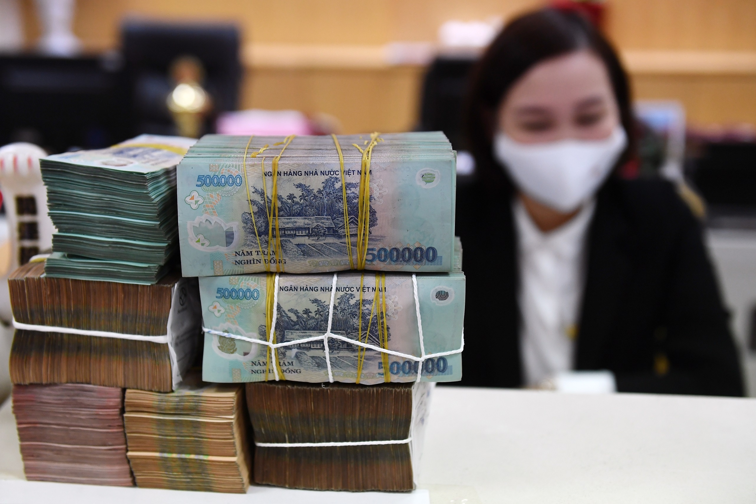 Hang chuc nghin nhan vien ngan hang bi giam thu nhap hinh anh