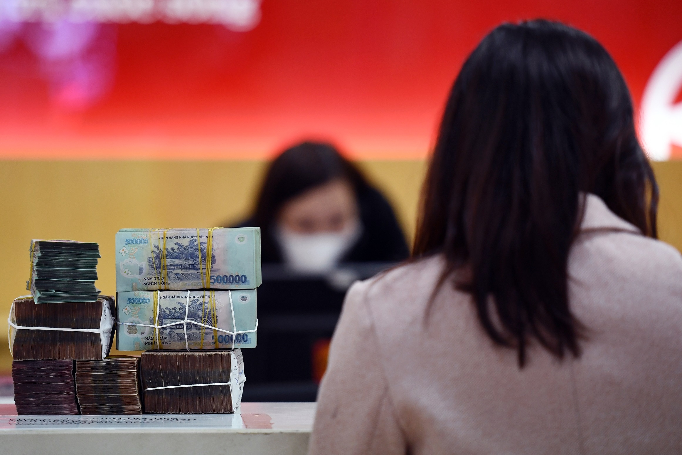 Hang nghin nhan vien ngan hang mat viec nam qua hinh anh