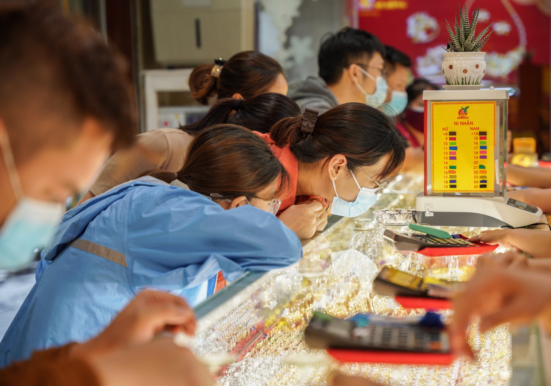 Gia vang bien dong trong tuan dau nam hinh anh