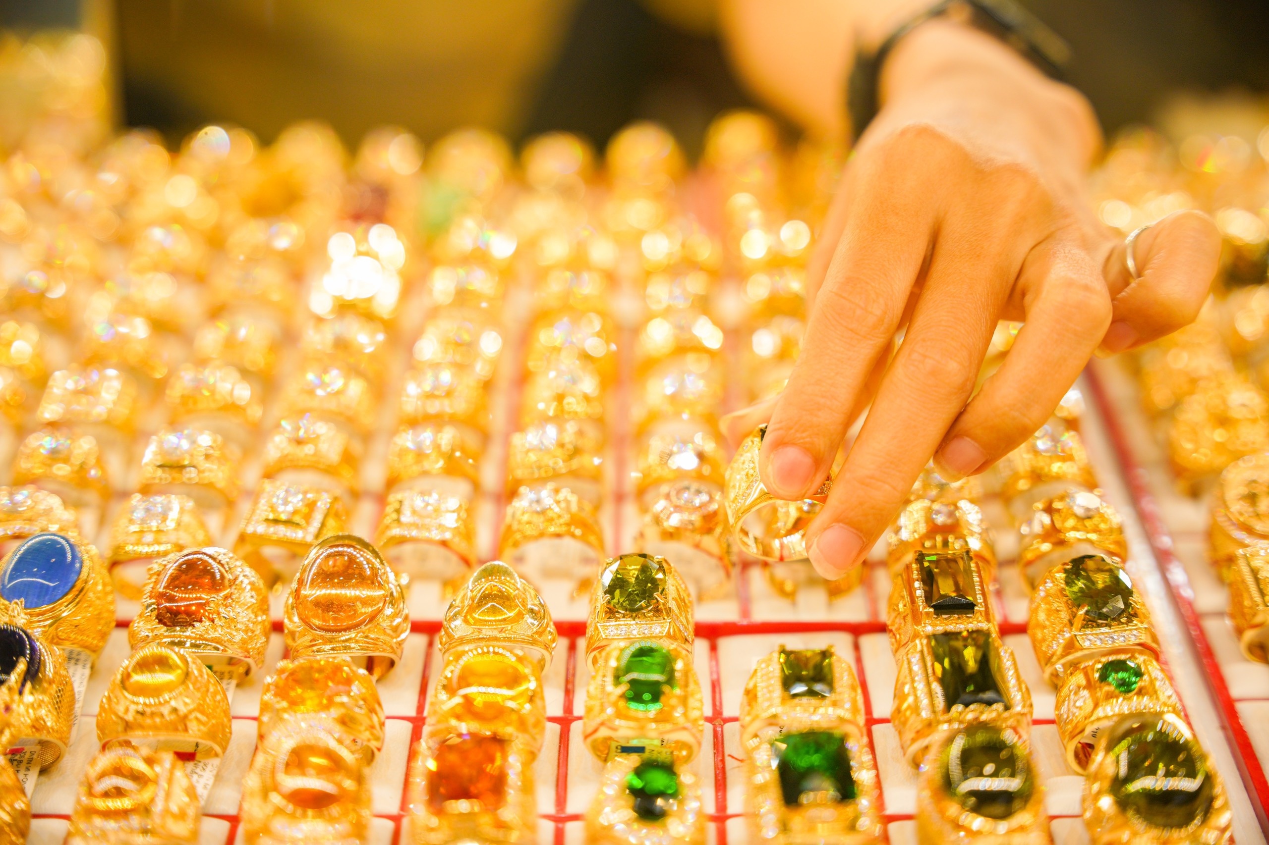 Gia vang thap nhat trong 8 thang hinh anh